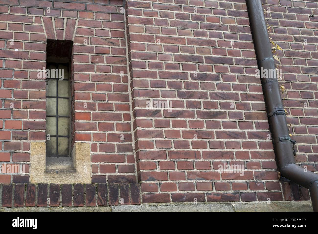 Old brick wall windows hi-res stock photography and images - Alamy
