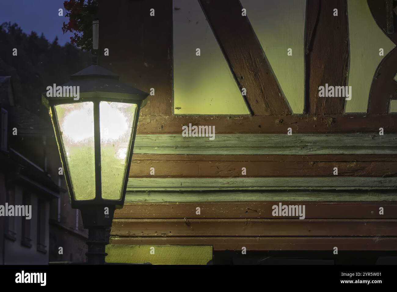 Moody lamp lit street hi-res stock photography and images - Alamy