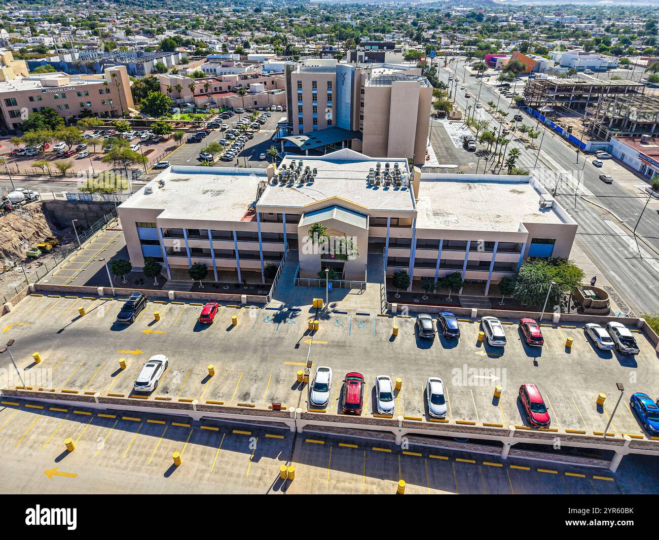 Cima Hospital , High Medical Specialty, Celtara Cima, Cima medical tower, Del Rio medical center in the River Valley in Hermosillo Mexico. .(Photo: Luis Gutierrez / NorthPhoto)  Hospital Cima , Alta Especialidad medica, Celtara Cima, torre medica Cima,  centro medico Del Rio  en el Vado del rio en Hermosillo Mexico. .(Photo: Luis Gutierrez / NortePhoto) Stock Photo