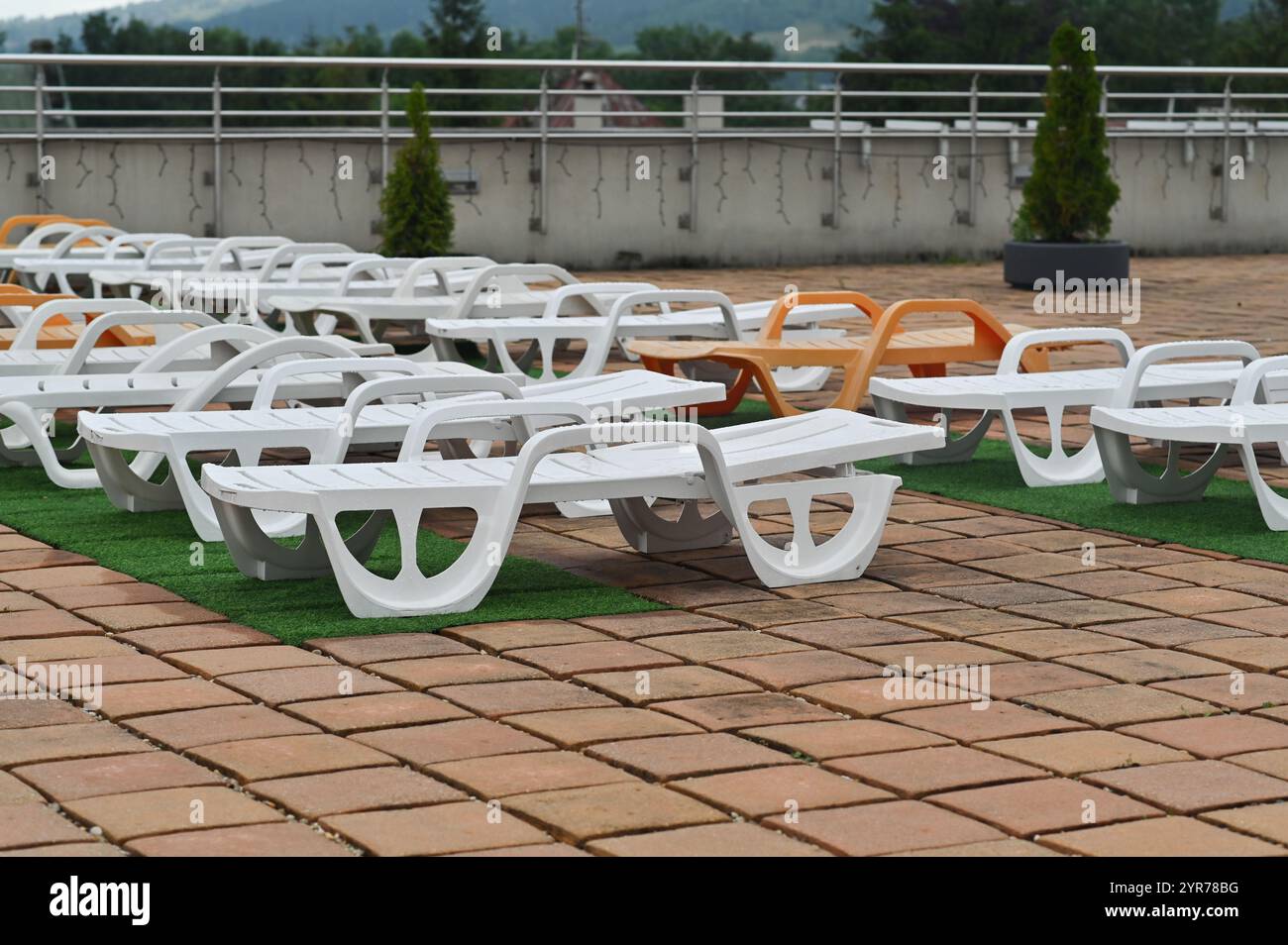 Lot empty deck chairs hi-res stock photography and images - Alamy
