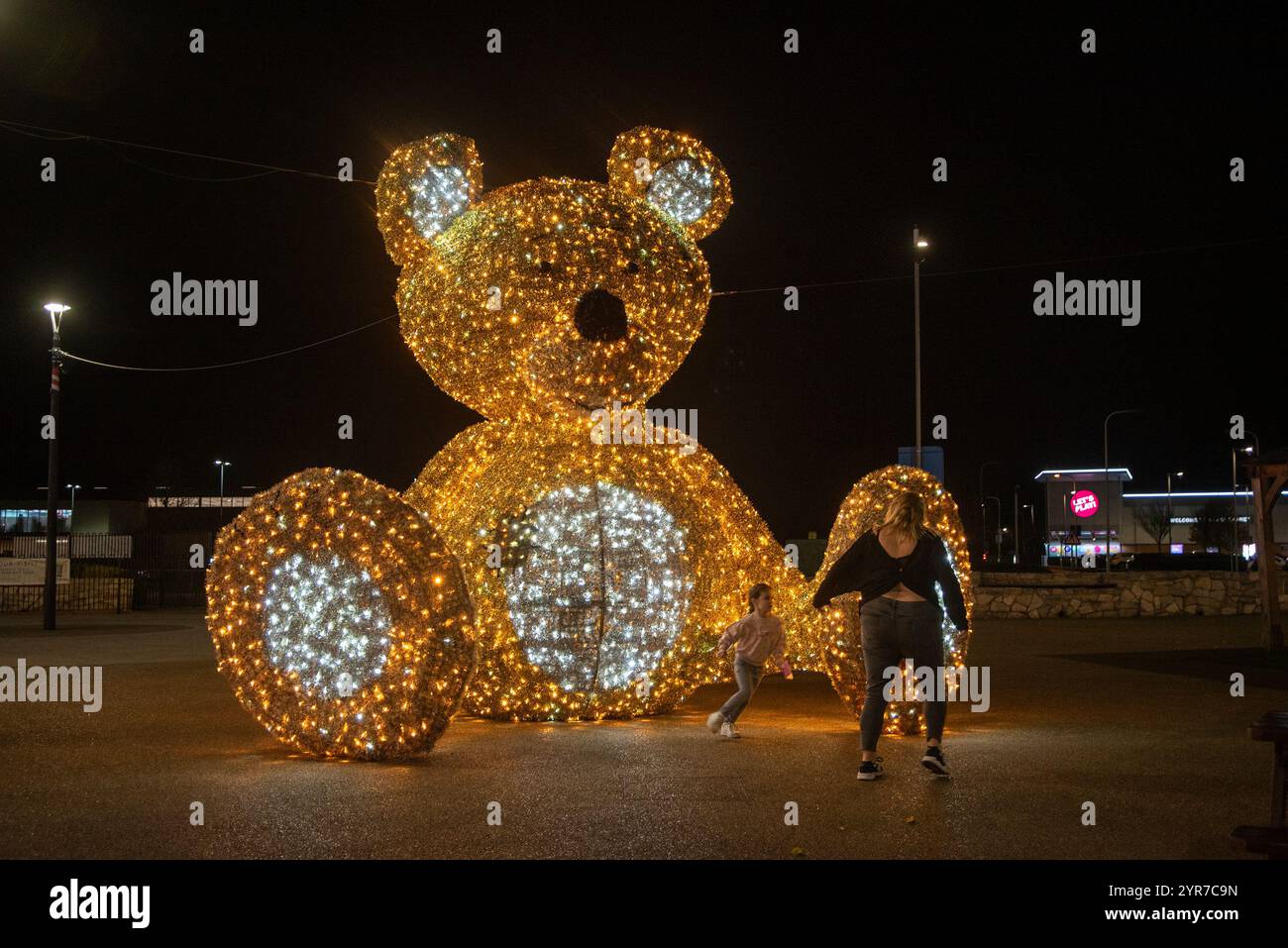 Giant christmas bear hi res stock photography and images Alamy