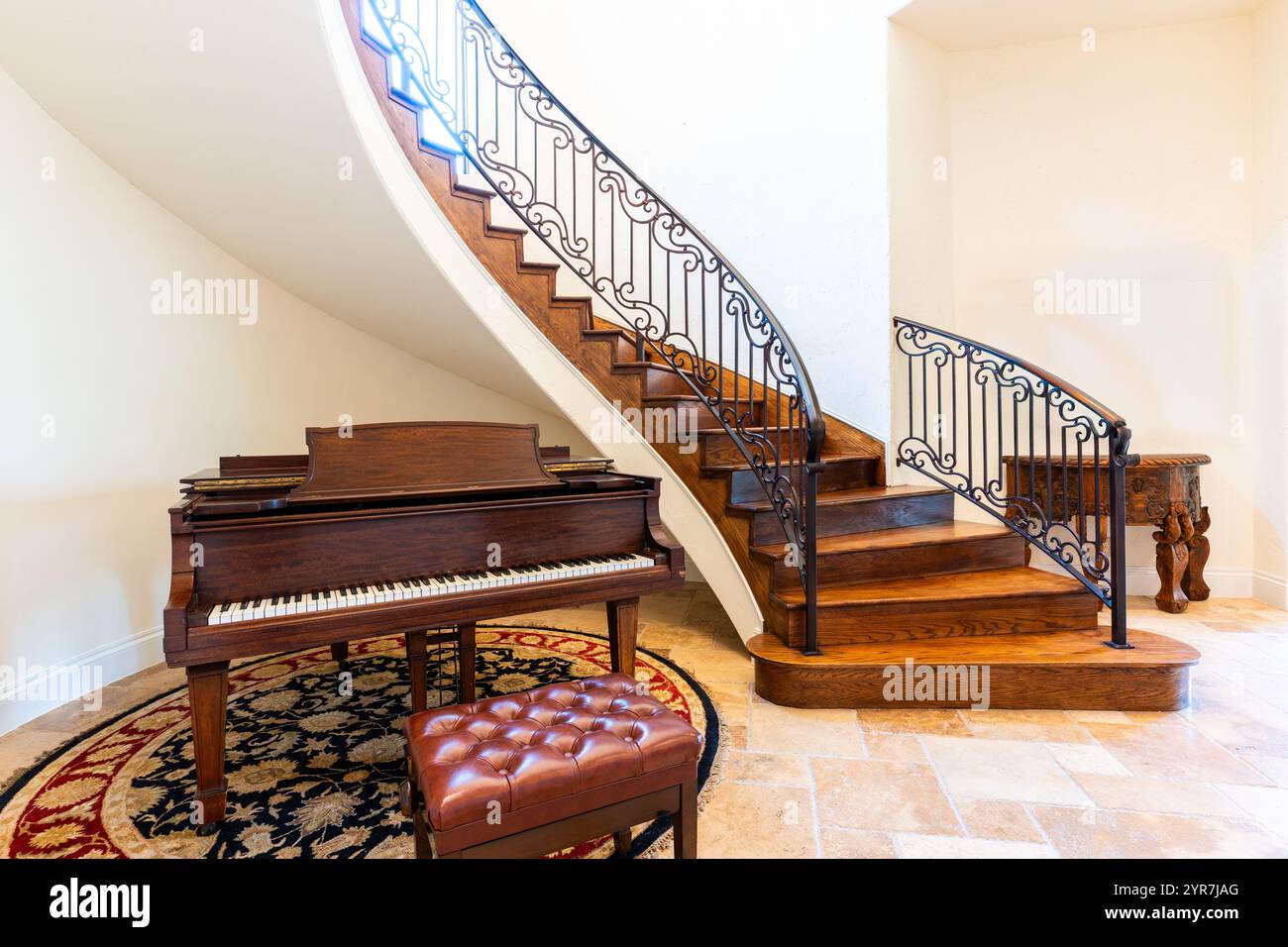Grand interior residential space hi-res stock photography and images ...