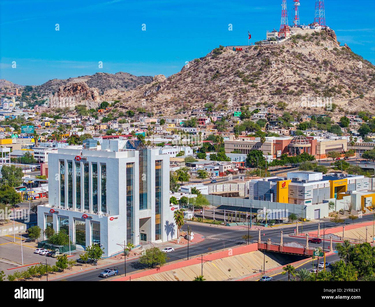 HSBC Bank and Cerro de la Campana. Buildings, businesses, offices, real estate in Vado del Rio in Hermosillo Mexico. (Photo by Luis Gutierrez / NortePhoto)  Banco HSBC y Cerro de la Campana. Edificios, negocios, oficinas, bienes raices  en el Vado del Rio en Hermosillo Mexico.  (Photo por Luis Gutierrez / NortePhoto) Stock Photo