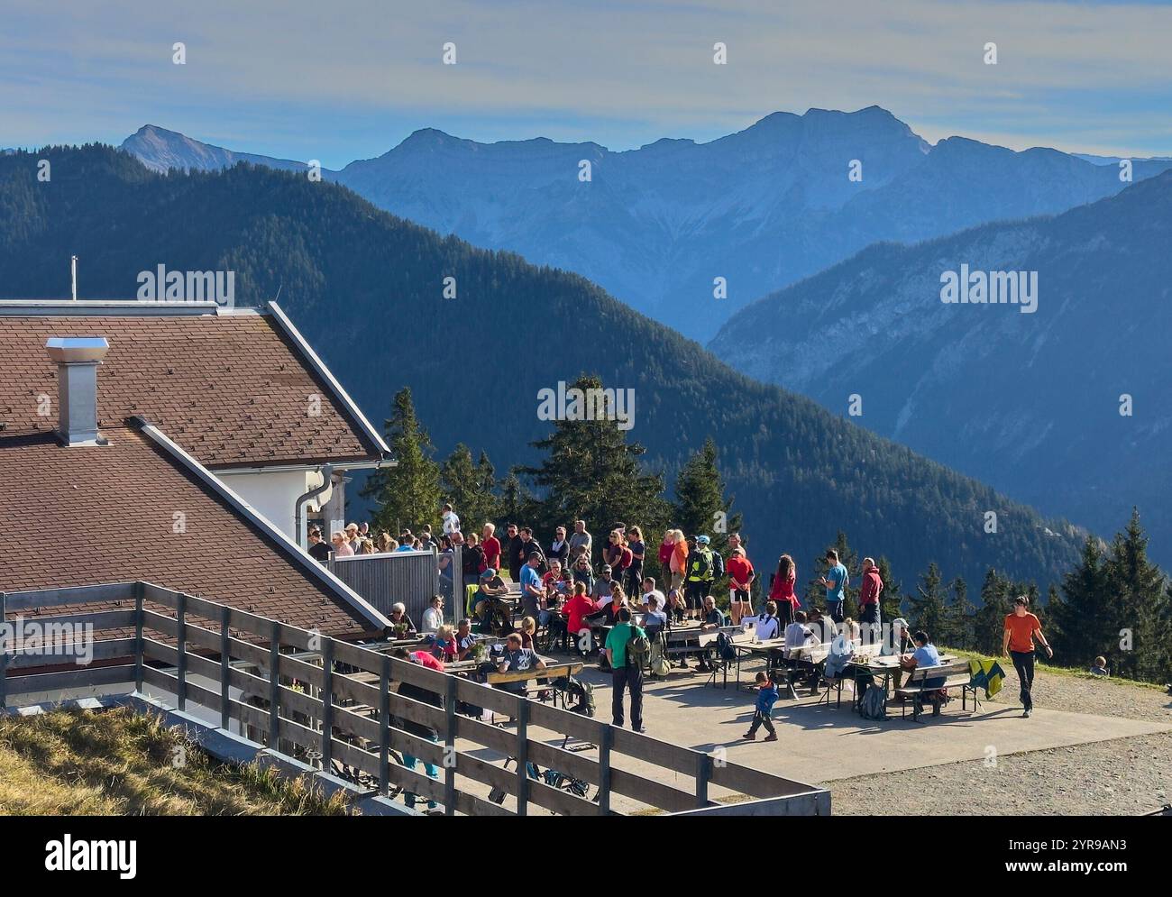 Reutte, Oesterreich. 01st Nov, 2024. Hikers, tourists and hikers with dogs on the Duerrenberg Alm with a view of the Lech Valley with the Lech River and the Hahnenkamm Mountain in Reutte, Austria on Nov 1, 2024 Photographer: ddp images/star-images Credit: ddp media GmbH/Alamy Live News Stock Photo