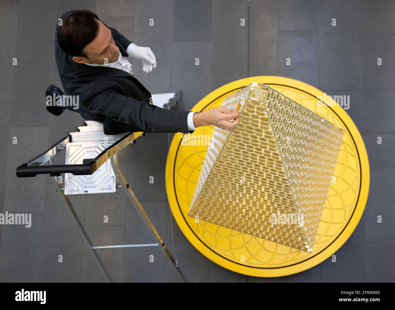 Munich gold christmas tree hi-res stock photography and images - Alamy, image size:1300x1023