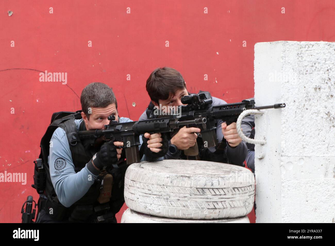 December 3, 2024, Rio De Janeiro, Rio De Janeiro, Brasil: Rio de janeiro (rj), 12/03/2024 - operation/tourniquet/police/rj - residents of the vila cruzeiro favela, penha complex, woke up in the middle of a large shootout this tuesday morning (03). The rj civil police began this tuesday (3) a major action in the penha complex, in the north zone of rio de janeiro, within operation tourniquet, a set of initiatives to combat cargo and vehicle theft. (Foto: JosÃƒÂ© Lucena/Thenews2/Zumapress) (Credit Image: © Jose Lucena/TheNEWS2 via ZUMA Press Wire) EDITORIAL USAGE ONLY! Not for Commercial USAGE! Stock Photo