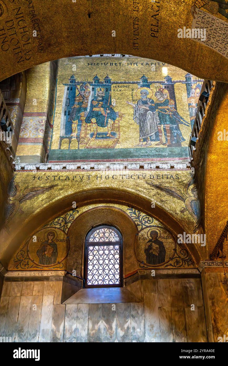 Mosaic in saint peters basilica hi-res stock photography and images - Alamy