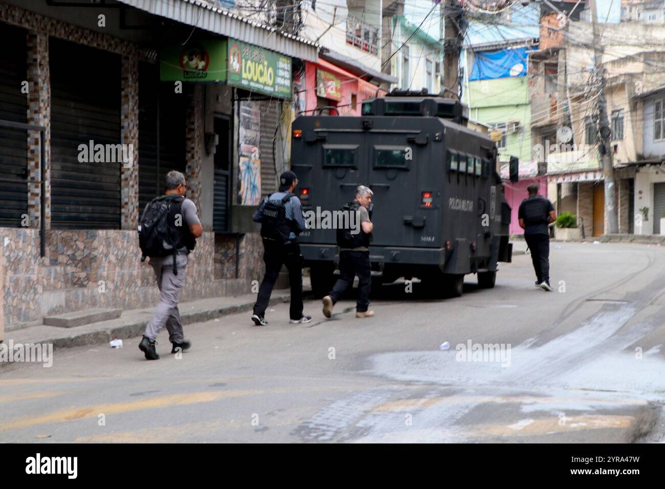 December 3, 2024, Rio De Janeiro, Rio De Janeiro, Brasil: Rio de janeiro (rj), 12/03/2024 - operation/tourniquet/police/rj - residents of the vila cruzeiro favela, penha complex, woke up in the middle of a large shootout this tuesday morning (03). The rj civil police began this tuesday (3) a major action in the penha complex, in the north zone of rio de janeiro, within operation tourniquet, a set of initiatives to combat cargo and vehicle theft. (Foto: JosÃƒ © Lucena/Thenews2/Zumapress) (Credit Image: © Jose Lucena/TheNEWS2 via ZUMA Press Wire) EDITORIAL USAGE ONLY! Not for Commercial USAGE! Stock Photo