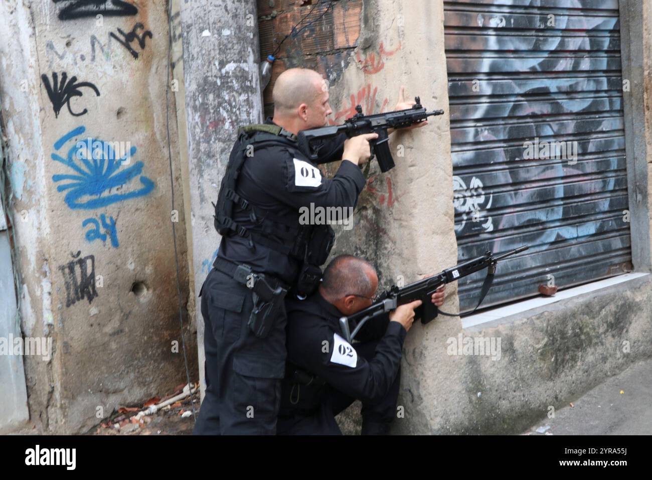 December 3, 2024, Rio De Janeiro, Rio De Janeiro, Brasil: Rio de janeiro (rj), 12/03/2024 - operation/tourniquet/police/rj - residents of the vila cruzeiro favela, penha complex, woke up in the middle of a large shootout this tuesday morning (03). The rj civil police began this tuesday (3) a major action in the penha complex, in the north zone of rio de janeiro, within operation tourniquet, a set of initiatives to combat cargo and vehicle theft. (Foto: JosÃƒ © Lucena/Thenews2/Zumapress) (Credit Image: © Jose Lucena/TheNEWS2 via ZUMA Press Wire) EDITORIAL USAGE ONLY! Not for Commercial USAGE! Stock Photo