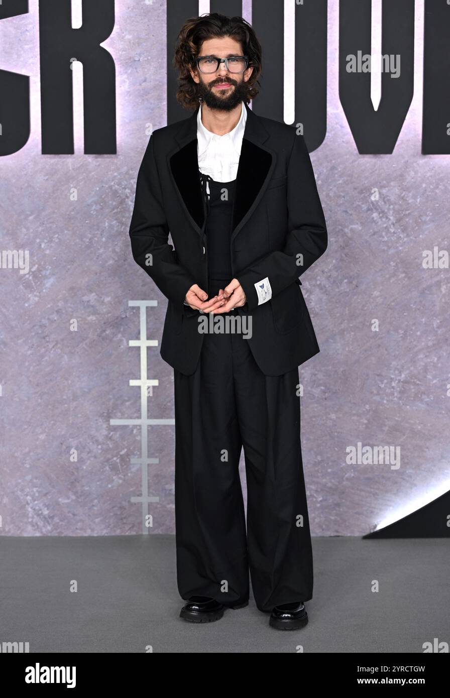 Black doves ben whishaw hi-res stock photography and images - Alamy