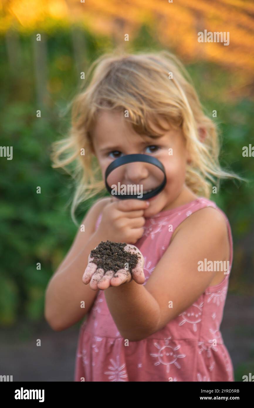 Child looks through magnifying hi-res stock photography and images - Alamy