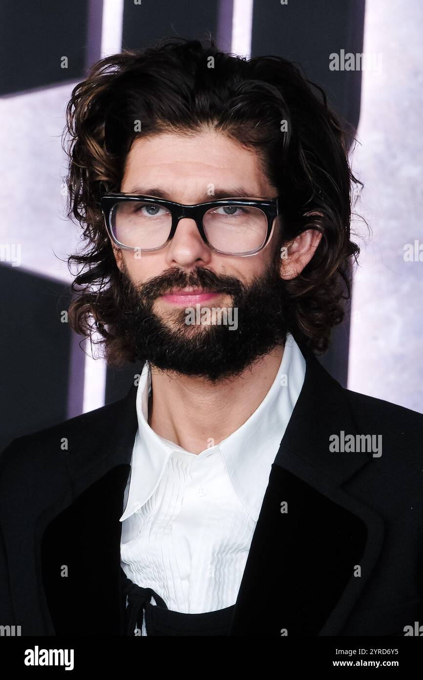 Black doves ben whishaw hi-res stock photography and images - Alamy