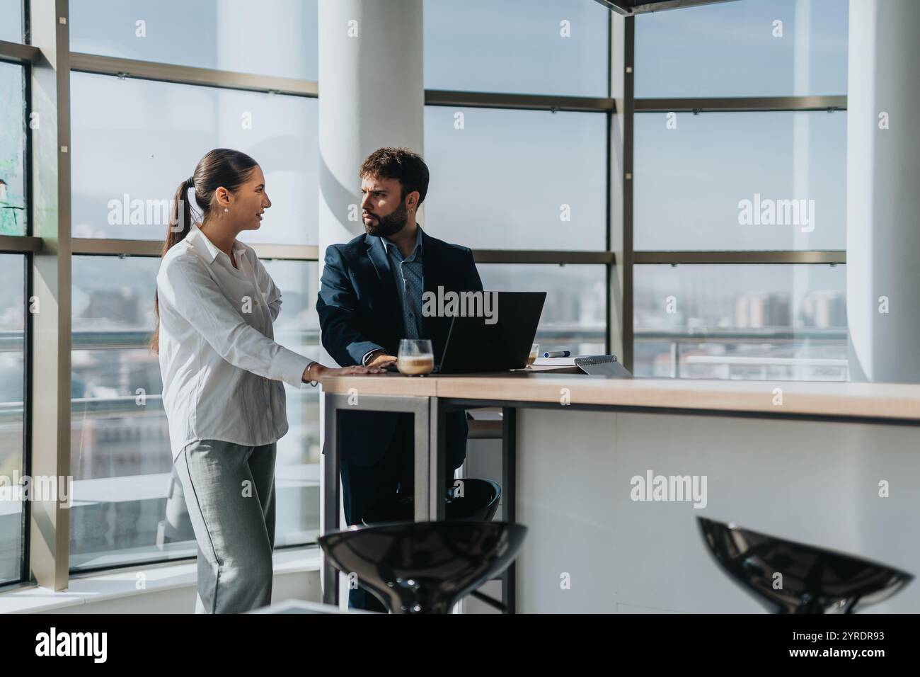 Kitchen Discussion Kitchen staff team meeting hi-res stock photography and images - Alamy