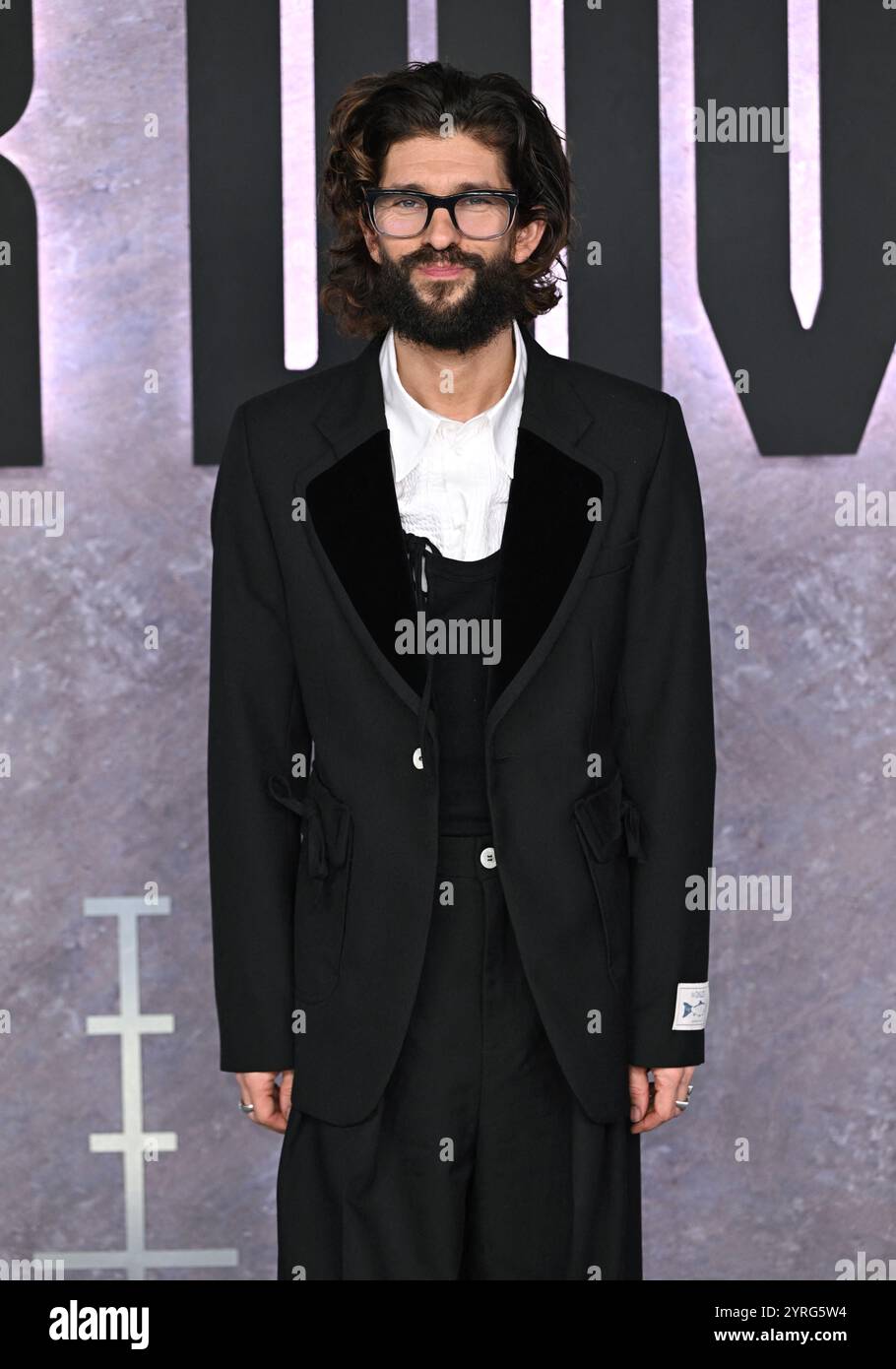 Black doves ben whishaw hi-res stock photography and images - Alamy