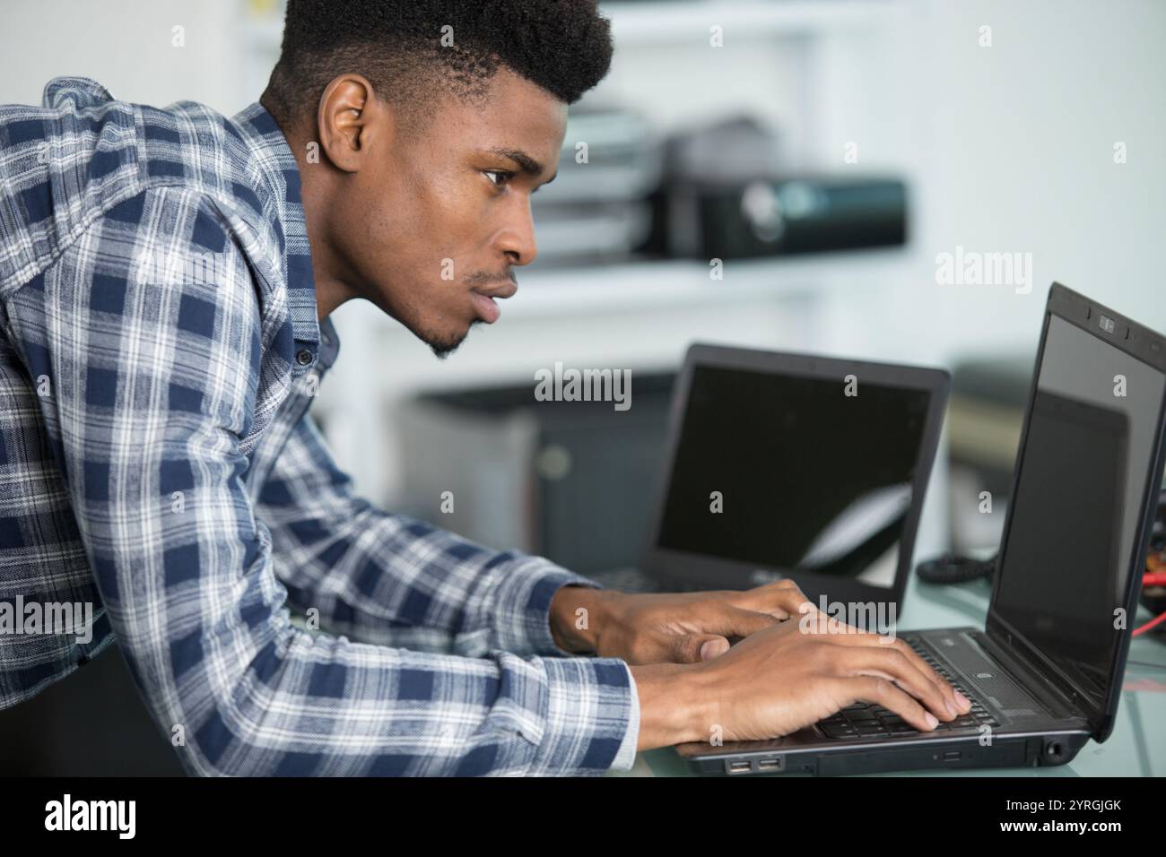 Fixing computer african hi-res stock photography and images - Alamy