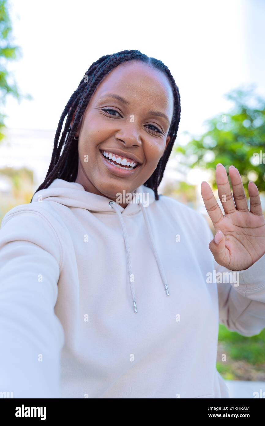 Smiling woman wearing light hi-res stock photography and images - Alamy