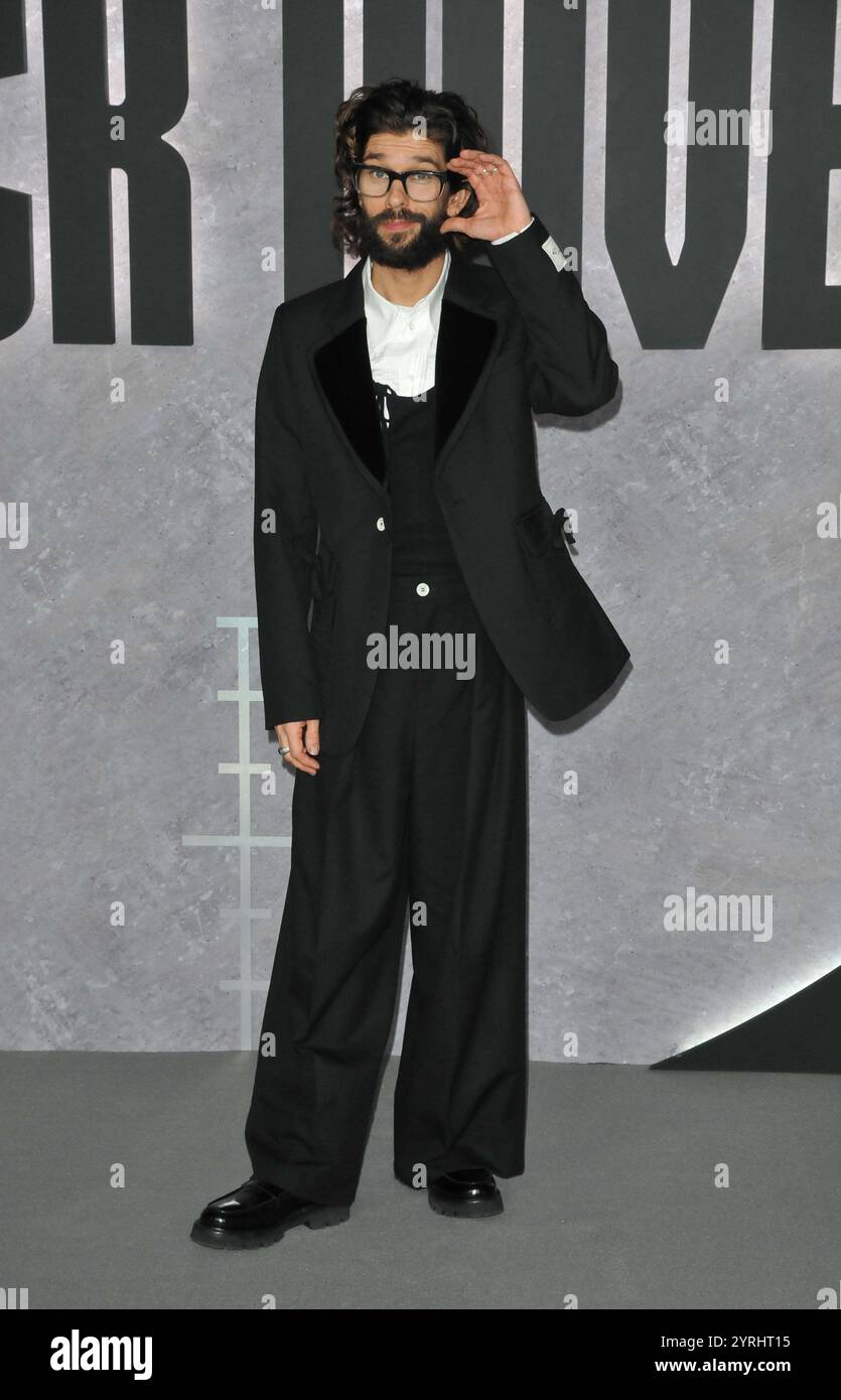 Black doves ben whishaw hi-res stock photography and images - Alamy