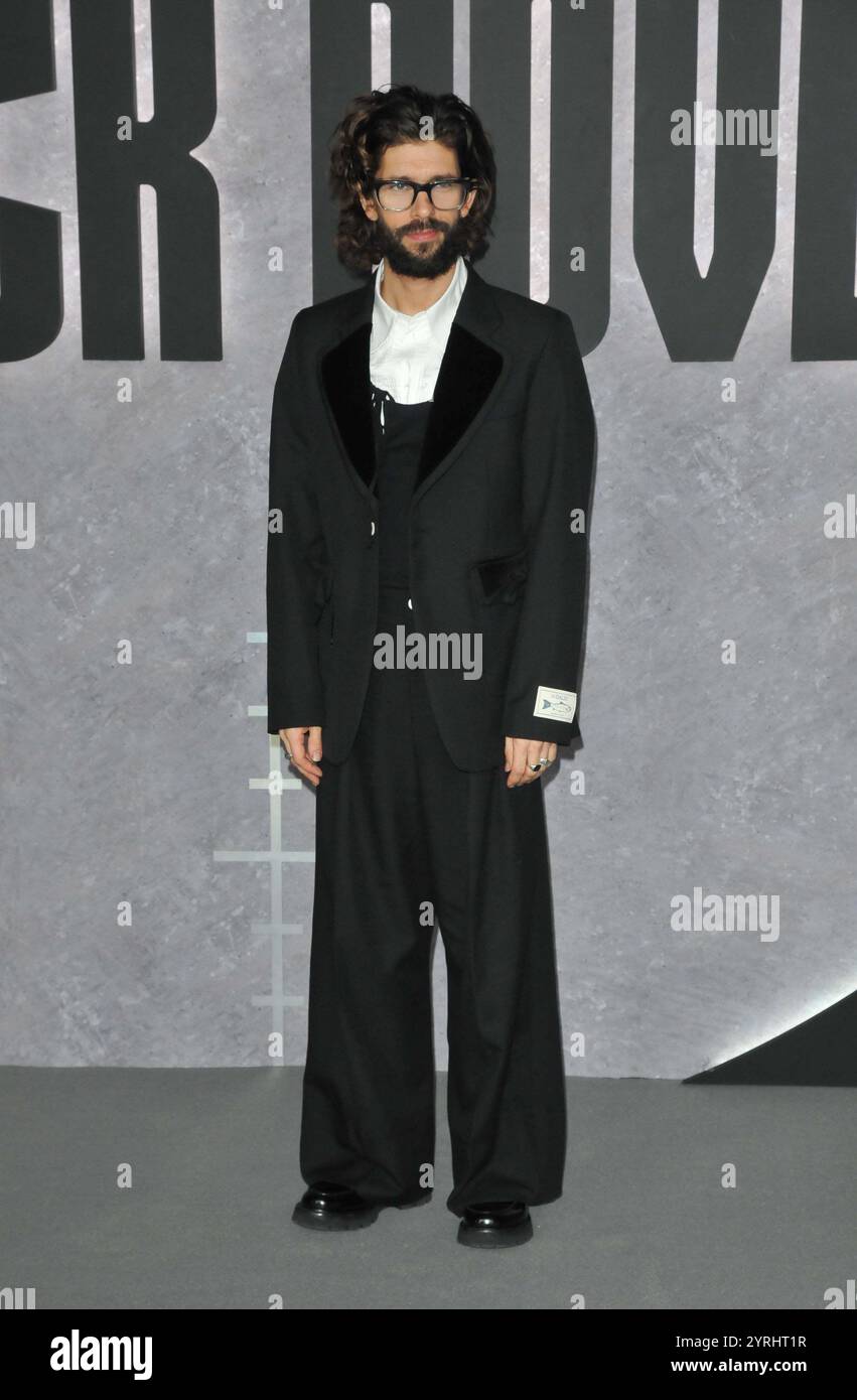 Black doves ben whishaw hi-res stock photography and images - Alamy
