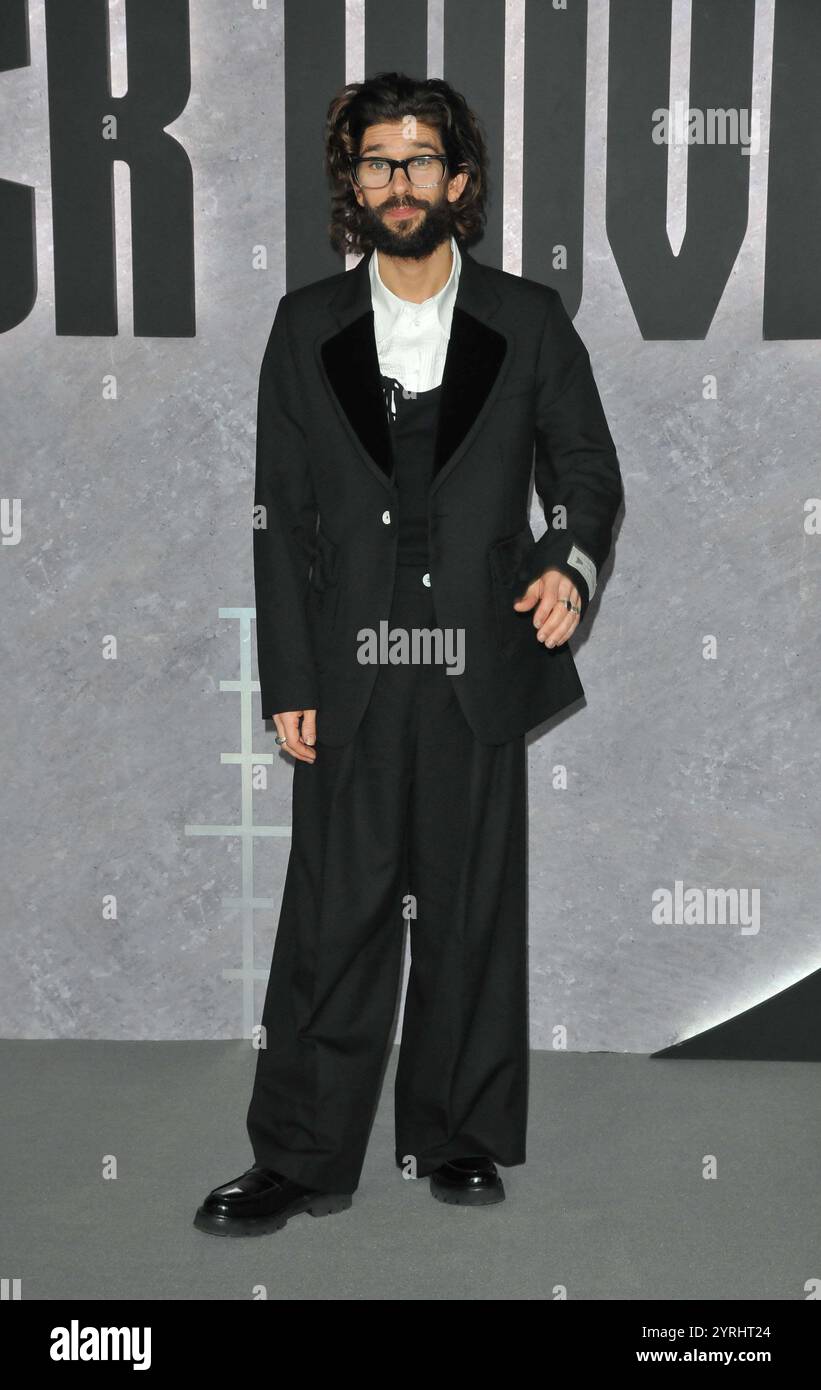 Black doves ben whishaw hi-res stock photography and images - Alamy