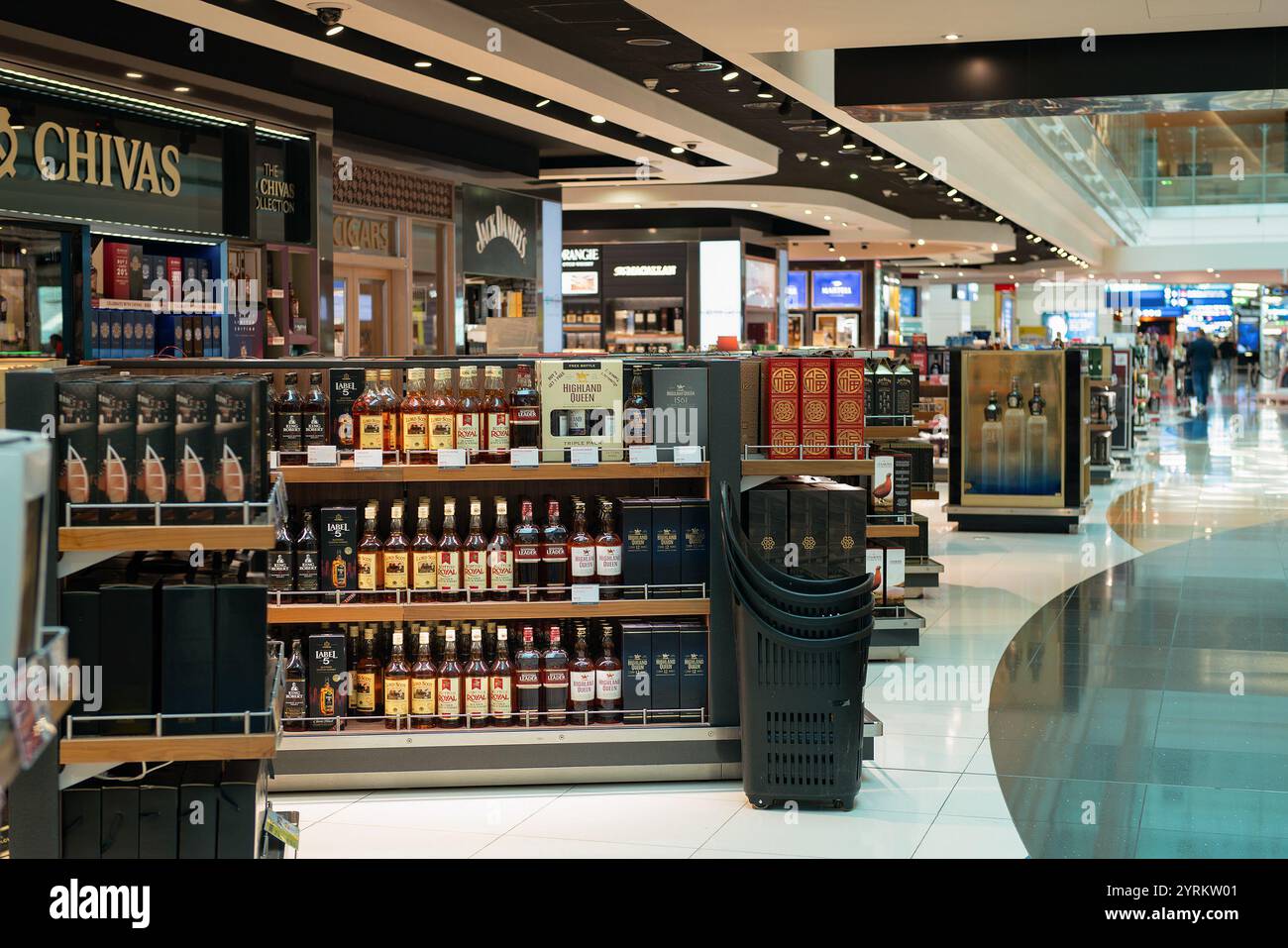 Duty free alcohol airport hi-res stock photography and images - Page 3