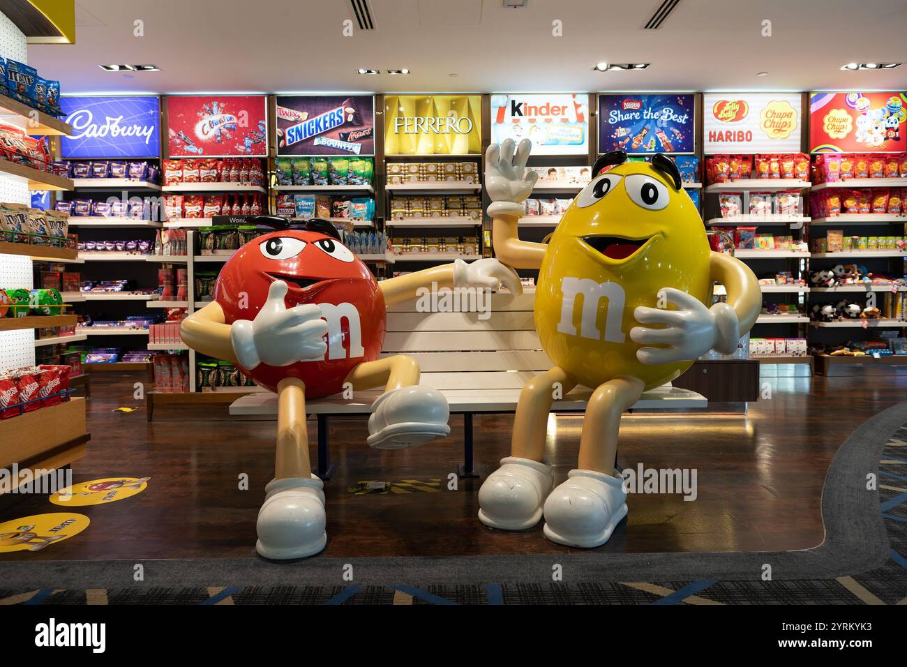 アメコミ M&M's Sweet Shop M&M's Marvel Limited Edition, Milk Chocolate Candies, Pantry Size