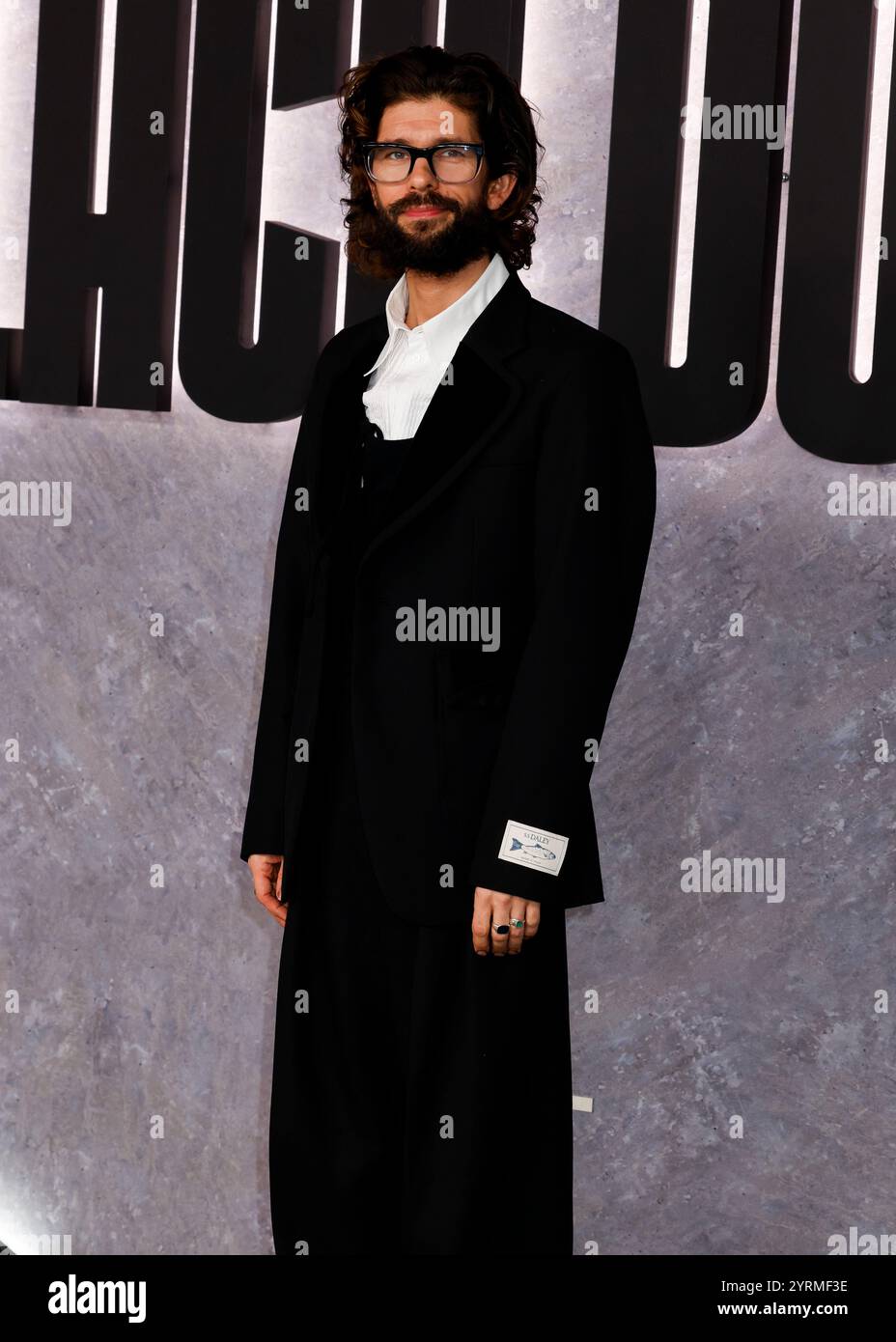 Black doves ben whishaw hi-res stock photography and images - Alamy
