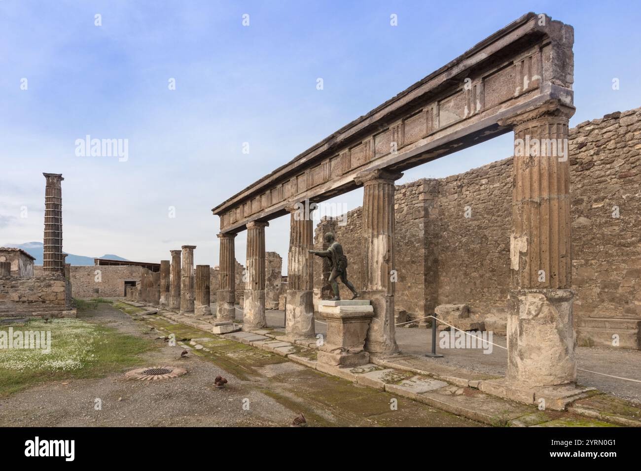 Ancient style ruins hi-res stock photography and images - Alamy