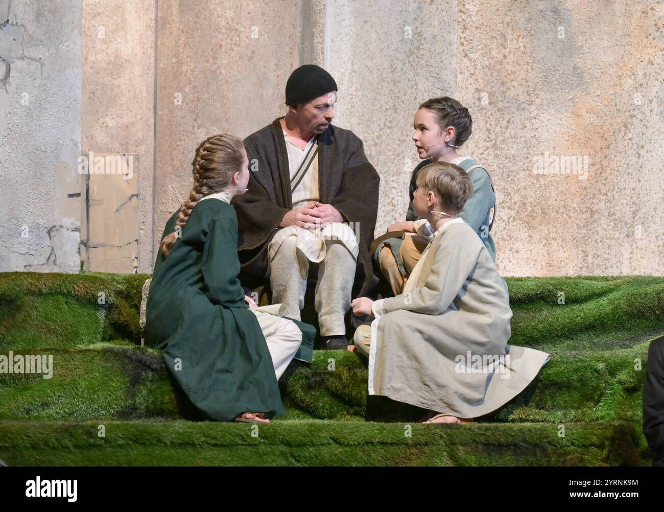 Aufführung des Salzburger Adventsingens mit dem Titel Glaube, Hoffnung, Liebe im Großen Festspielhaus in Salzburg, fotografiert am 27.11.2024. - Das Bild zeigt Edwin Hochmuth als Rabbi Jakob der sich mit Hirtenkinden unterhält 2024 - Aufführung des Salzburger Adventsingens mit dem Titel Glaube, Hoffnung, Liebe im Großen Festspielhaus in Salzburg, am 27.11.2024. *** Performance of the Salzburg Advent Singing with the title Glaube, Hoffnung, Liebe at the Großes Festspielhaus in Salzburg, photographed on 27 11 2024 The picture shows Edwin Hochmuth as Rabbi Jakob talking to shepherd children 2024 Stock Photo