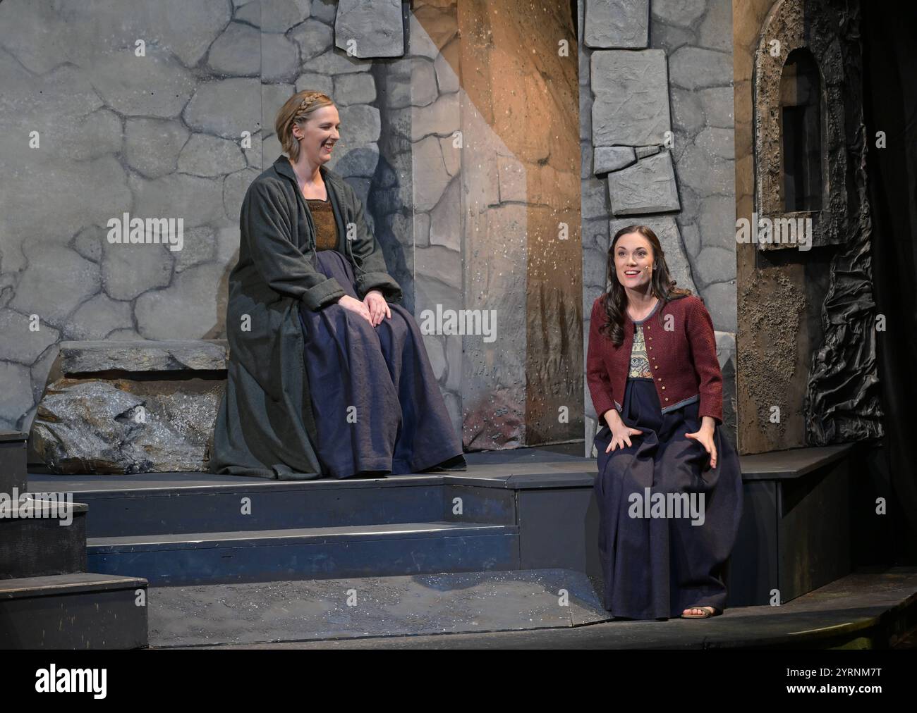 Aufführung des Salzburger Adventsingens mit dem Titel Glaube, Hoffnung, Liebe im Großen Festspielhaus in Salzburg, fotografiert am 27.11.2024. - Das Bild zeigt Silke Kiener als Elisabeth und Eva Maria Schinwald als Maria 2024 - Aufführung des Salzburger Adventsingens mit dem Titel Glaube, Hoffnung, Liebe im Großen Festspielhaus in Salzburg, am 27.11.2024. *** Performance of the Salzburg Advent Singing with the title Glaube, Hoffnung, Liebe at the Großes Festspielhaus in Salzburg, photographed on 27 11 2024 The picture shows Silke Kiener as Elisabeth and Eva Maria Schinwald as Maria 2024 Perfor Stock Photo