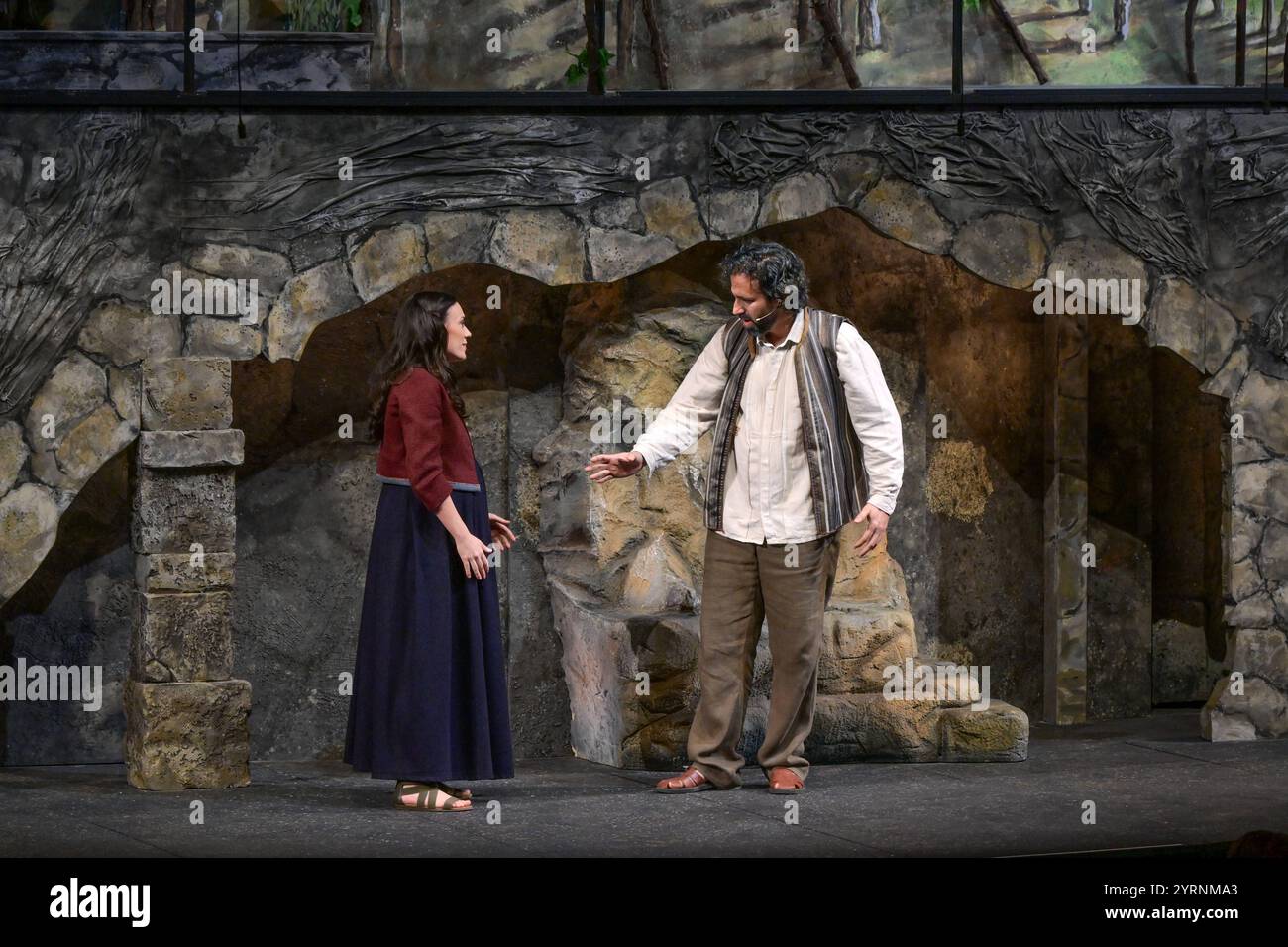 Aufführung des Salzburger Adventsingens mit dem Titel Glaube, Hoffnung, Liebe im Großen Festspielhaus in Salzburg, fotografiert am 27.11.2024. - Das Bild zeigt Bernhard Teuil als Josef und Eva Maria Schinwald als MAria 2024 - Aufführung des Salzburger Adventsingens mit dem Titel Glaube, Hoffnung, Liebe im Großen Festspielhaus in Salzburg, am 27.11.2024. *** Performance of the Salzburg Advent Singing with the title Glaube, Hoffnung, Liebe at the Großes Festspielhaus in Salzburg, photographed on 27 11 2024 The picture shows Bernhard Teuil as Josef and Eva Maria Schinwald as MAria 2024 Performanc Stock Photo