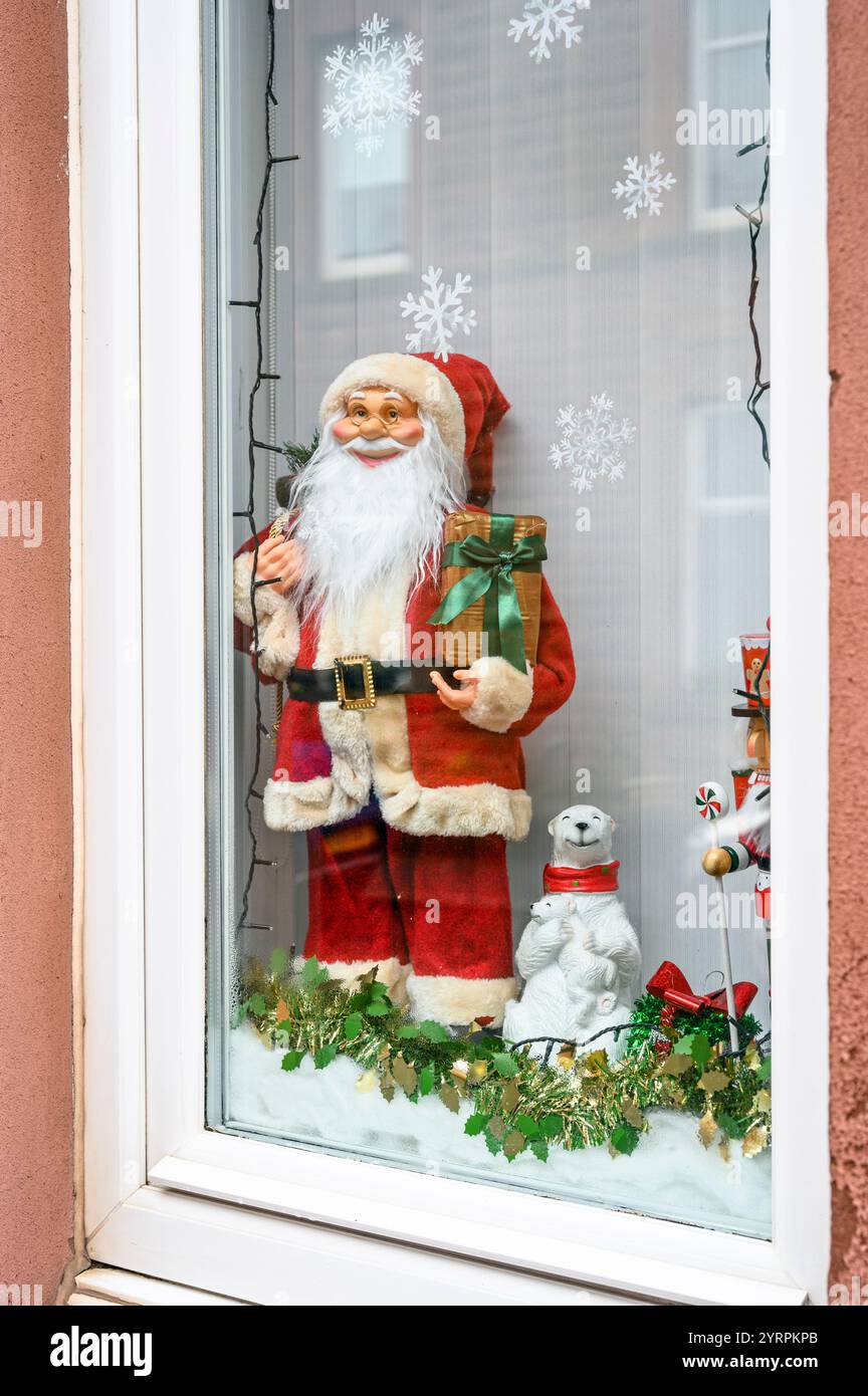 Real Santa Window A model of Santa Claus in a house window Stock Photo - Alamy