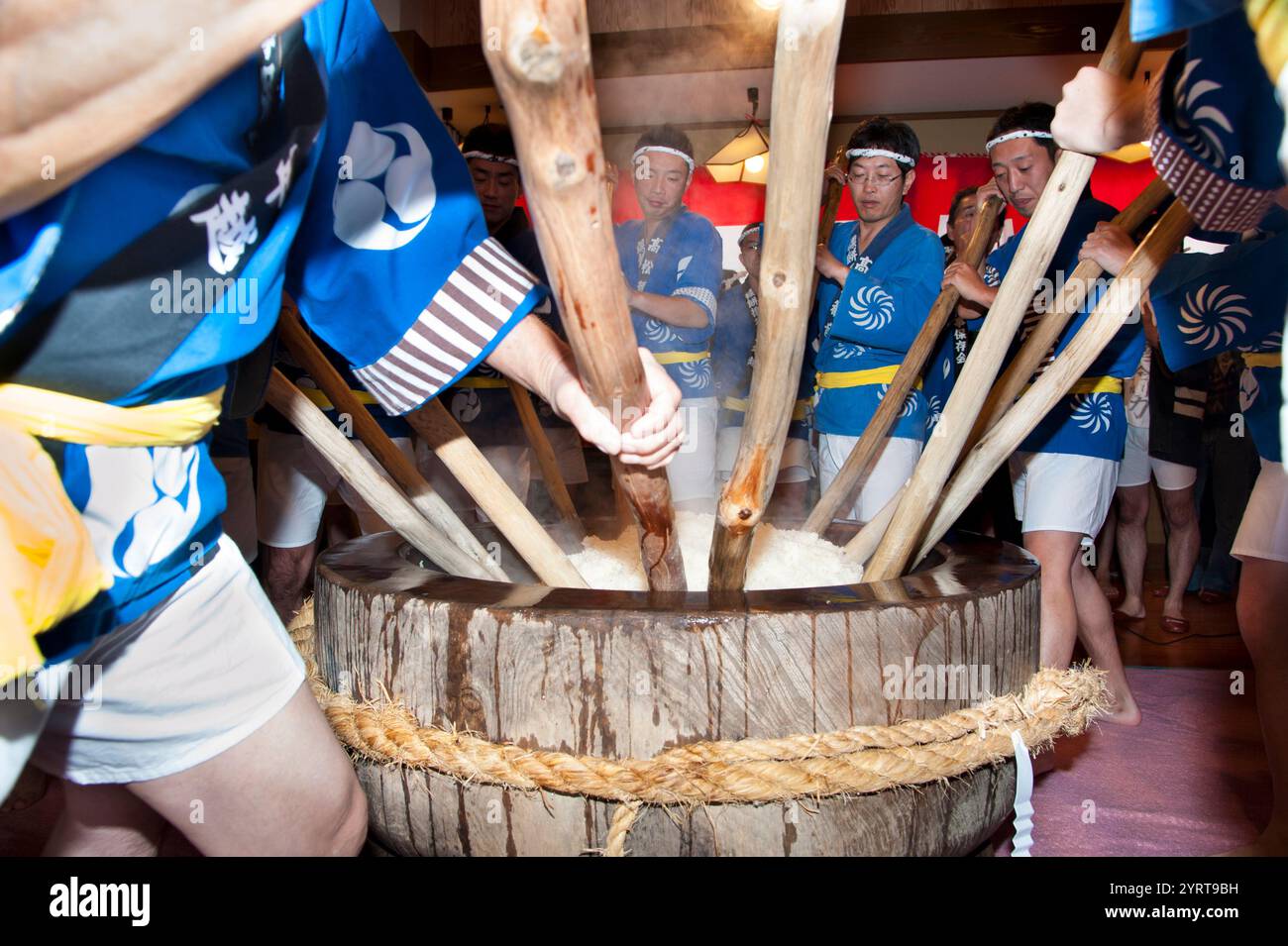 Takamatsu Kannon, rice cake pounding Stock Photo - Alamy