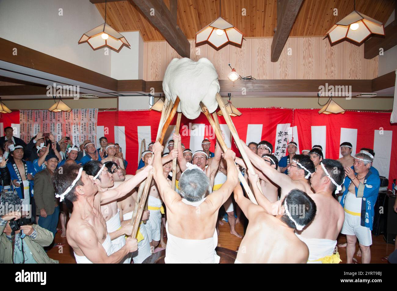 Takamatsu Kannon, rice cake pounding Stock Photo - Alamy