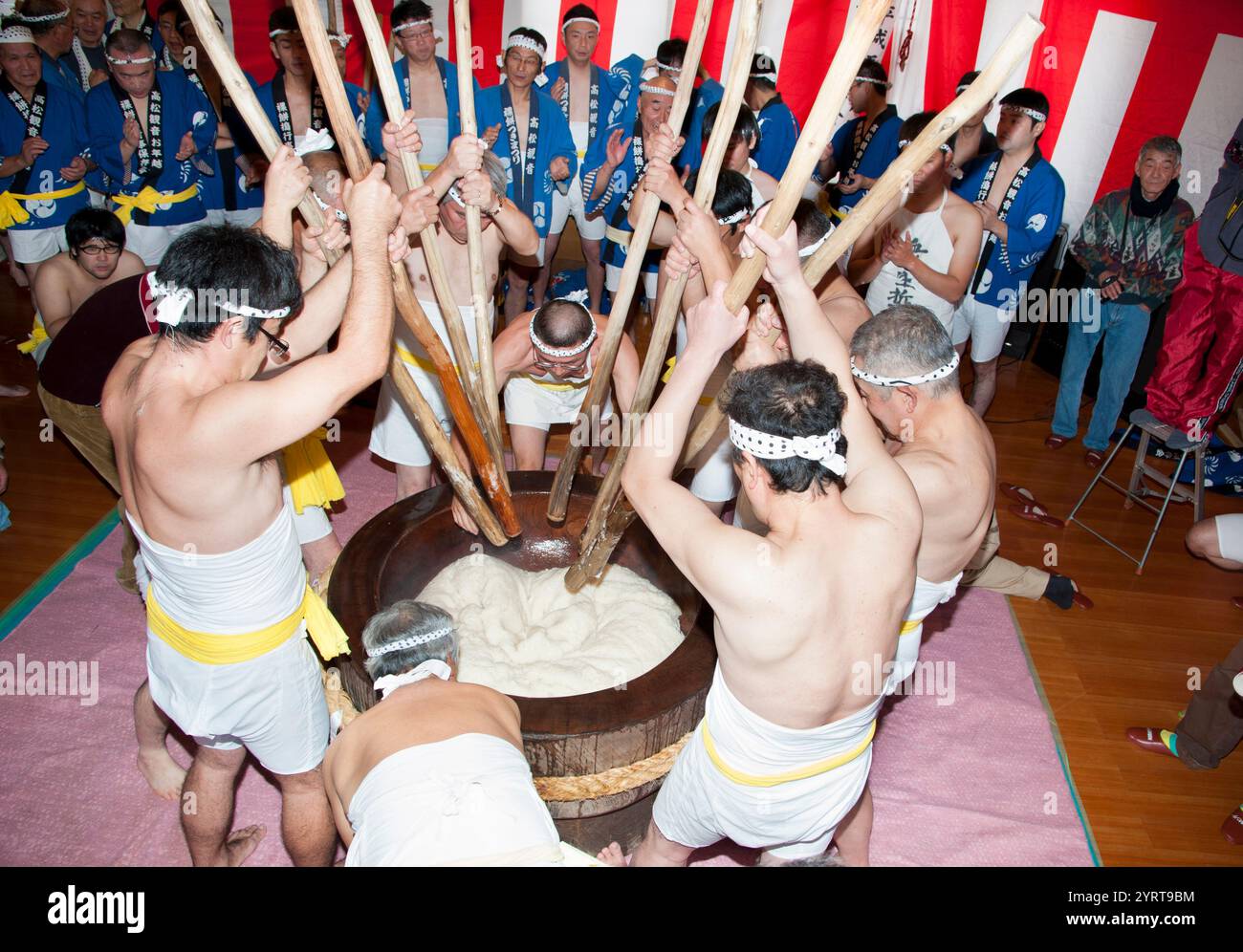 Takamatsu Kannon, rice cake pounding Stock Photo - Alamy