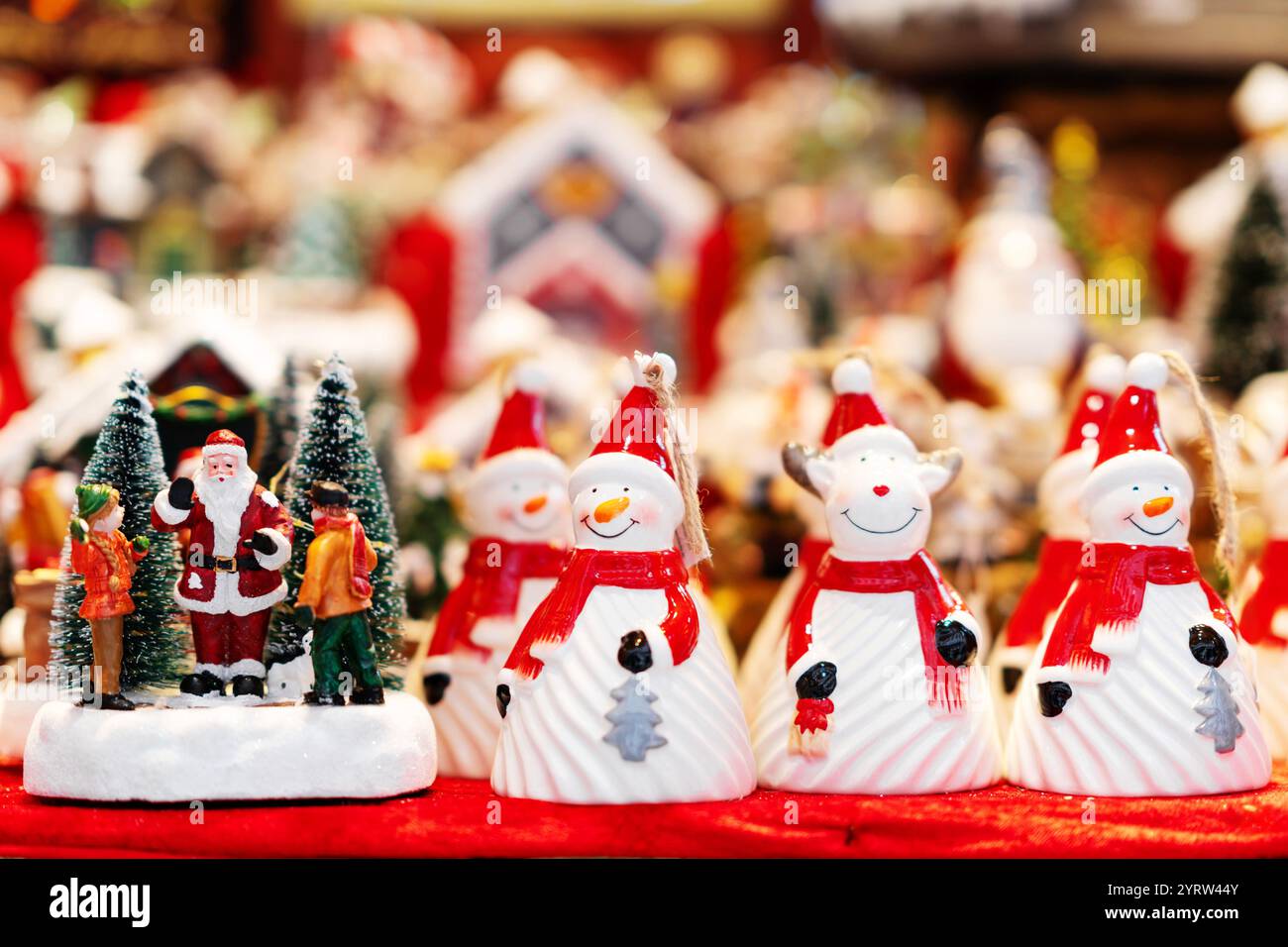 Snowman family figurines hi-res stock photography and images - Alamy