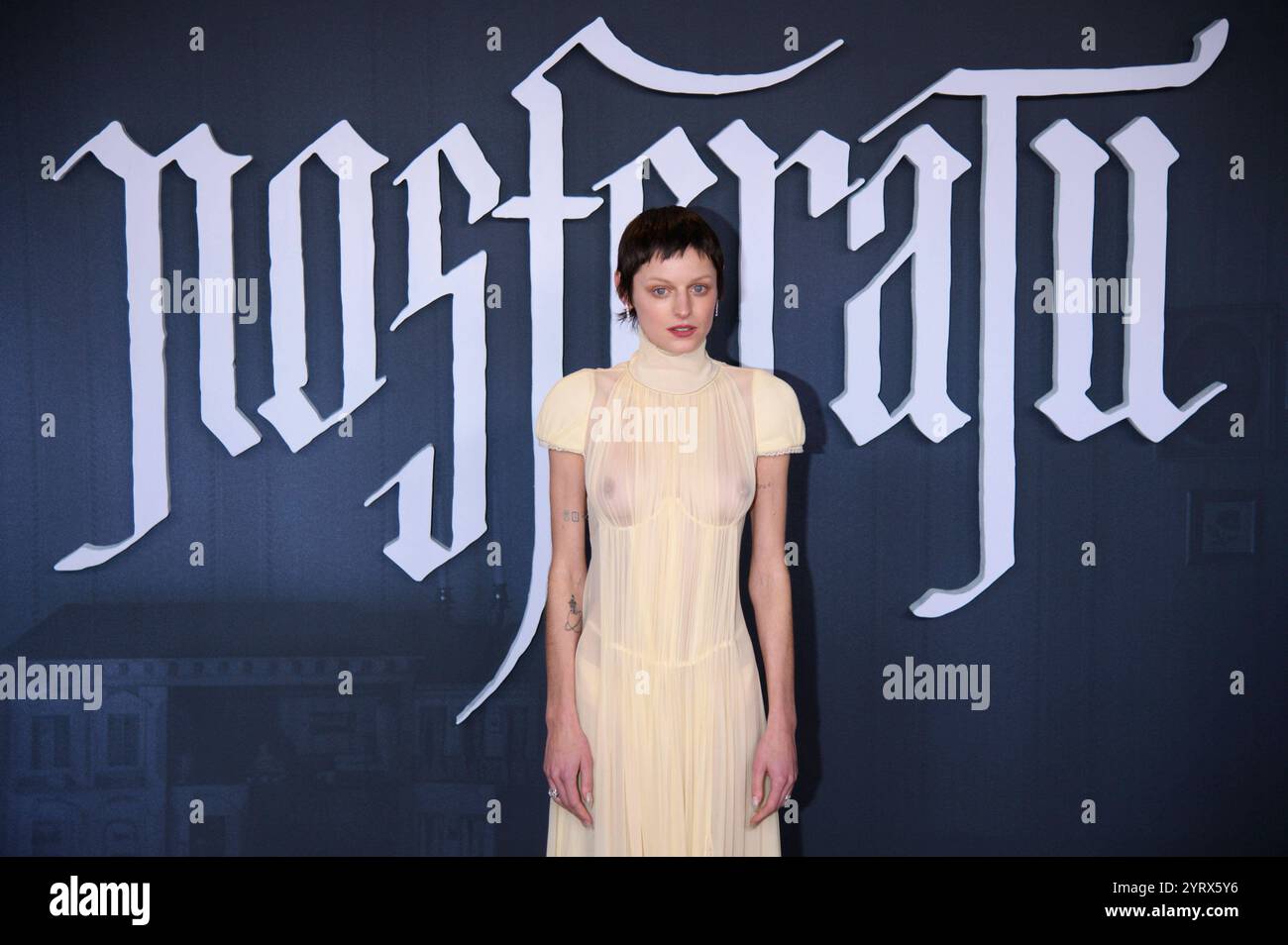 emma-corrin-bei-der-premiere-des-kinofilms-nosferatu-der-untote-im
