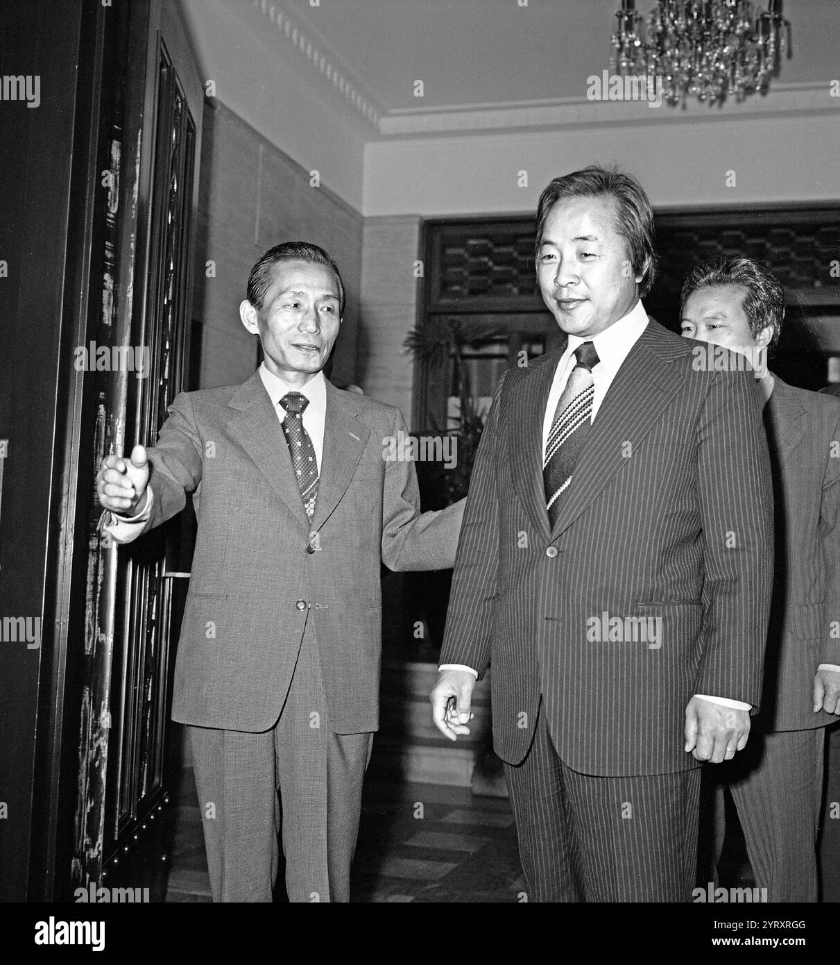 President Park Chung hee meets with Kim Young sam, President of the New Democratic Party1975 Stock Photo