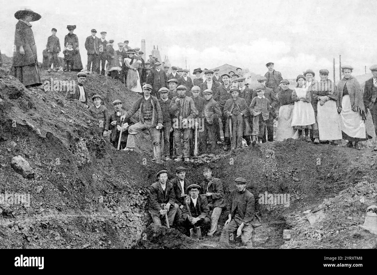 Coal mining miners mines hi-res stock photography and images Coal mining miners mines hi-res stock photography and images