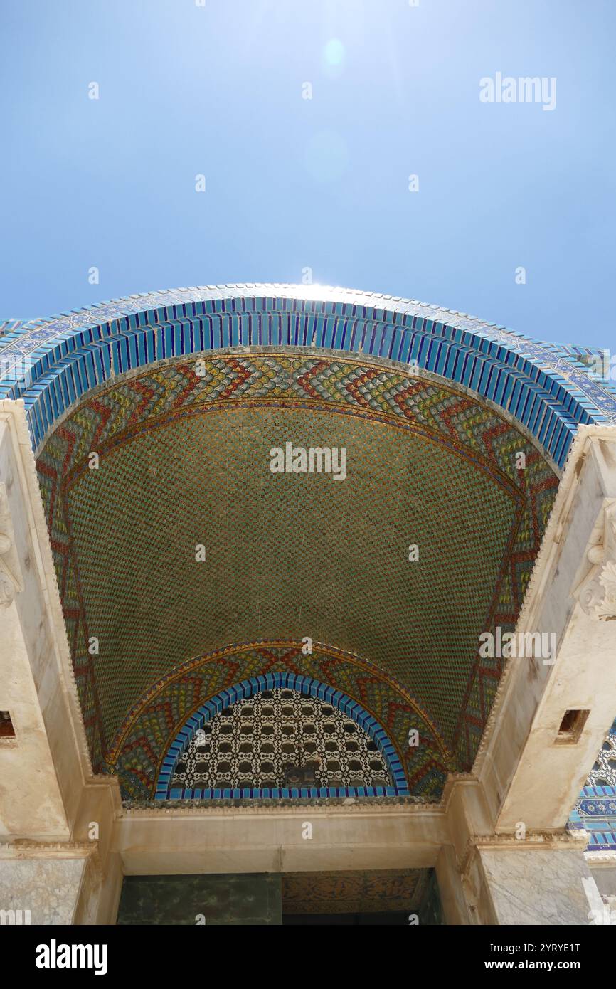 mosaic-decoration-on-a-prayer-courtyard-ajacent-to-the-dome-of-the