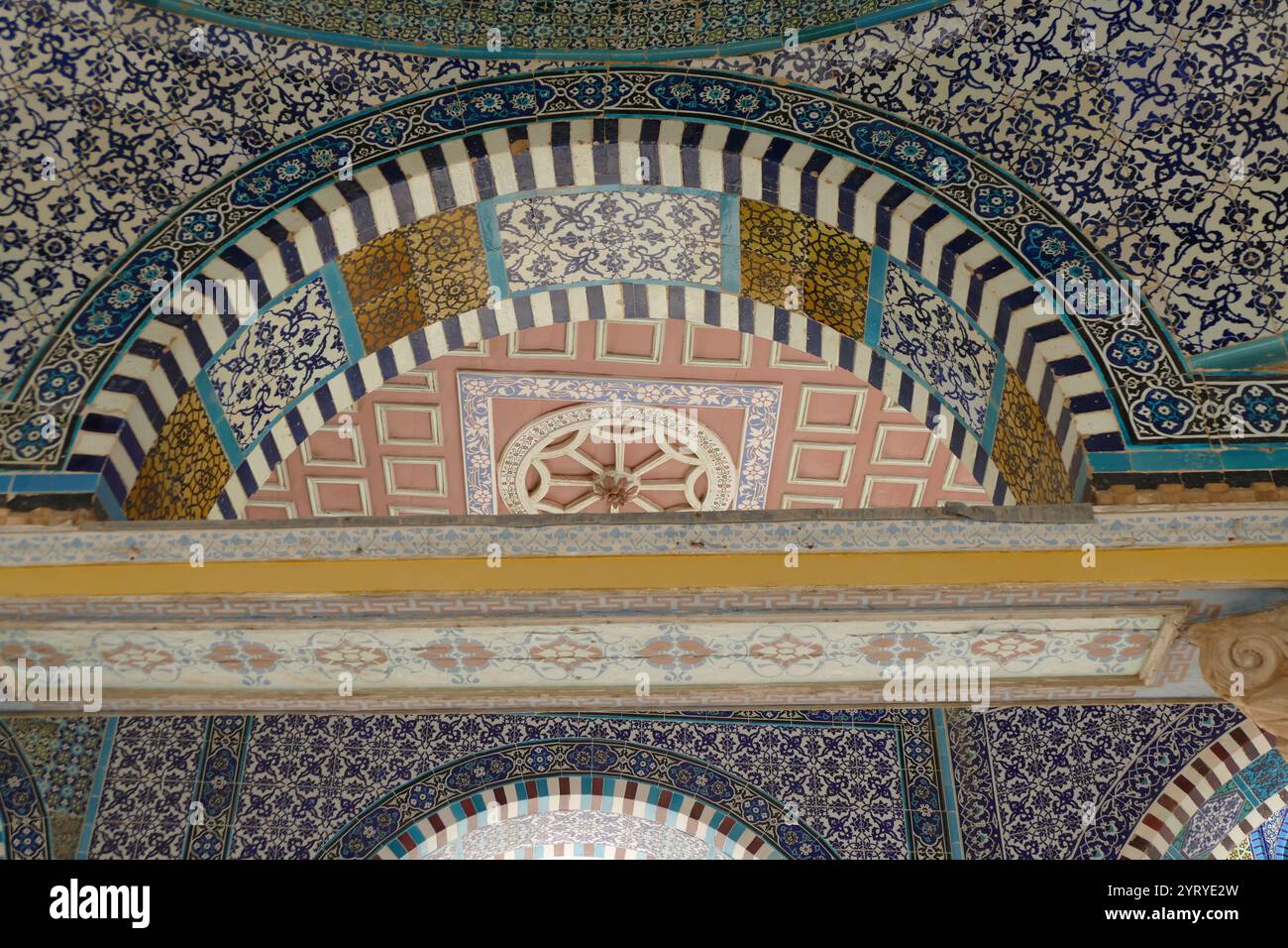 mosaic-decoration-on-a-prayer-courtyard-ajacent-to-the-dome-of-the