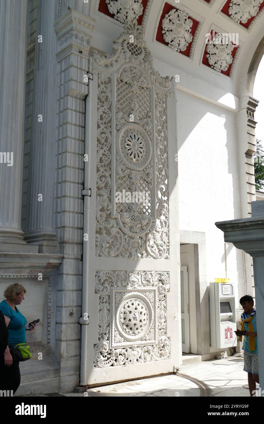 Gate of the Sultan (Saltanat Kap?s?), Dolmabahce Palace, Istanbul, Turkey, on the European coast of the Bosphorus, served as the main administrative center of the Ottoman Empire from 1856 - 1887 and 1909 - 1922. Dolmabahce Palace was ordered by the Empire's 31st Sultan, Abdulmecid I, and built between the years 1843 and 1856. The design contains eclectic elements from the Baroque, Rococo and Neoclassical styles, blended with traditional Ottoman architectureDecor and equipment Stock Photo