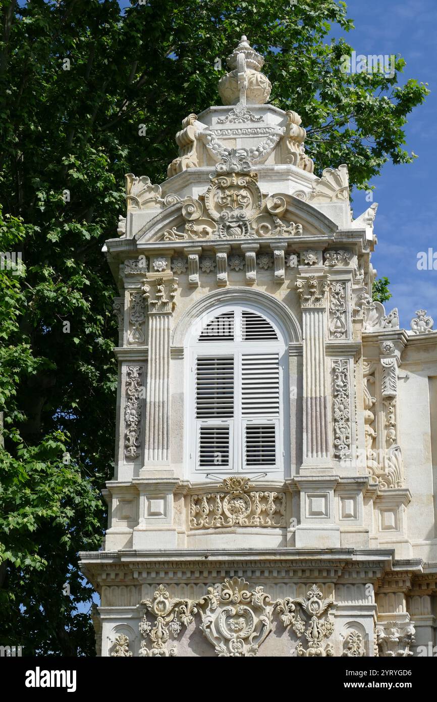 Dolmabahce Palace, Istanbul, Turkey, on the European coast of the Bosphorus, served as the main administrative center of the Ottoman Empire from 1856 - 1887 and 1909 - 1922. Dolmabahce Palace was ordered by the Empire's 31st Sultan, Abdulmecid I, and built between the years 1843 and 1856. The design contains eclectic elements from the Baroque, Rococo and Neoclassical styles, blended with traditional Ottoman architecture Stock Photo