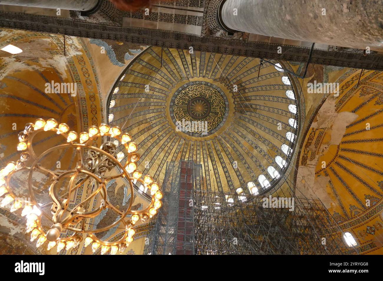 Hagia Sophia, a former Greek Orthodox Christian patriarchal basilica (church), later an Ottoman imperial mosque and now a museum (Ayasofya Muzesi) in Istanbul, Turkey. Built in 537 AD at the beginning of the Middle Ages, it was famous in particular for its massive dome. From the date of its construction in 537 AD until 1453, it served as an Eastern Orthodox cathedral and the seat of the Patriarch of Constantinople, except between 1204 and 1261, when it was converted by the Fourth Crusaders to a Roman Catholic cathedral under the Latin Empire. The building was later converted into an Ottoman mo Stock Photo