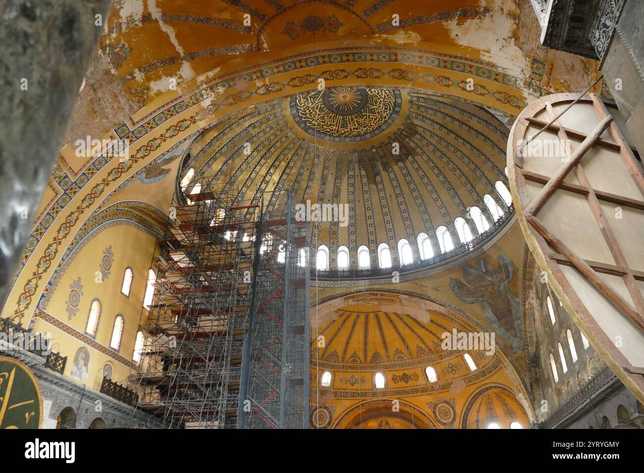 Hagia Sophia, a former Greek Orthodox Christian patriarchal basilica (church), later an Ottoman imperial mosque and now a museum (Ayasofya Muzesi) in Istanbul, Turkey. Built in 537 AD at the beginning of the Middle Ages, it was famous in particular for its massive dome. From the date of its construction in 537 AD until 1453, it served as an Eastern Orthodox cathedral and the seat of the Patriarch of Constantinople, except between 1204 and 1261, when it was converted by the Fourth Crusaders to a Roman Catholic cathedral under the Latin Empire. The building was later converted into an Ottoman mo Stock Photo