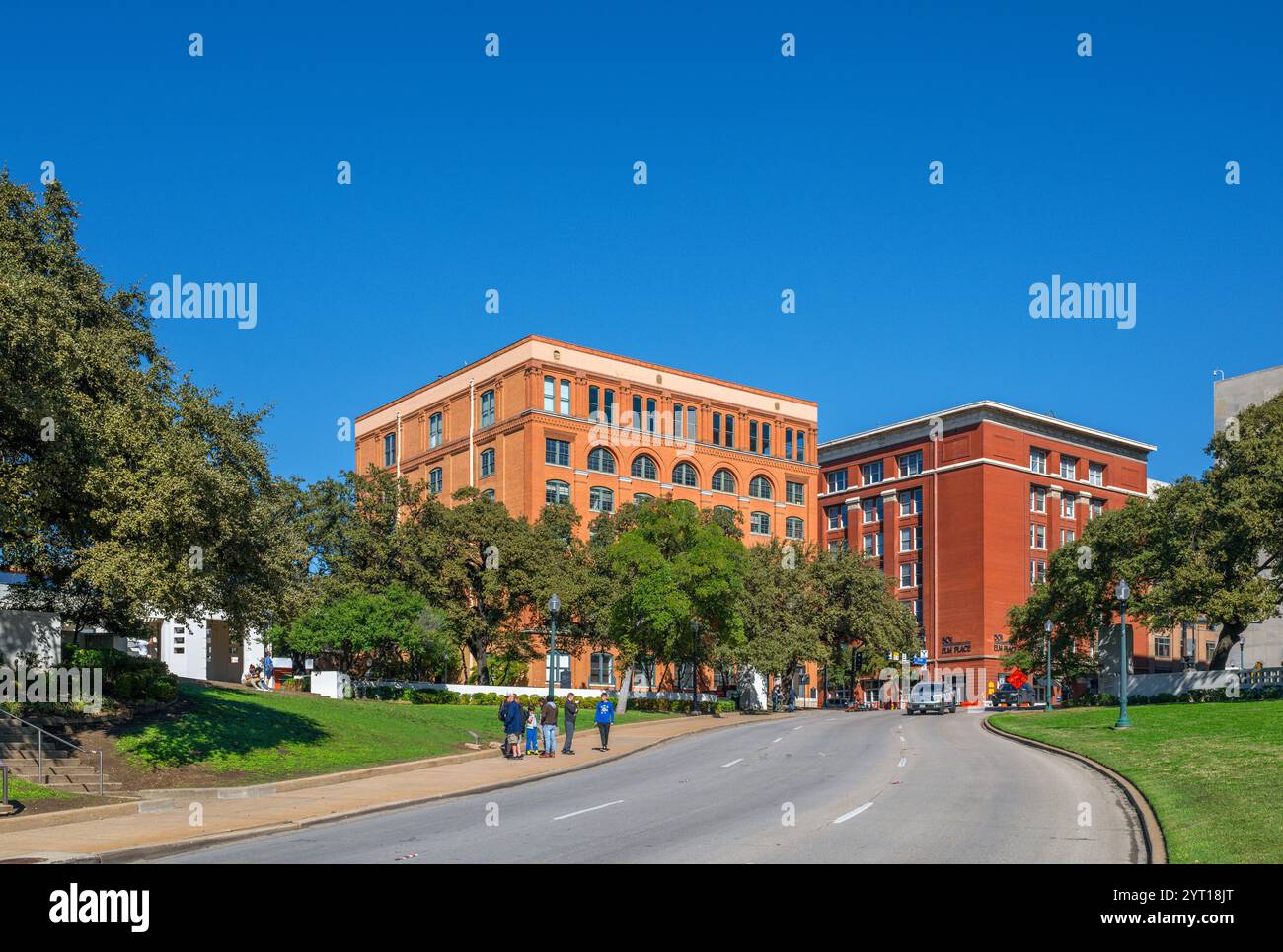 View towards the School Book Depository - View Towards The School Book Depository Building Dealey Plaza Dallas Texas Usa Dealey Plaza Was The Site Of The John F Kennedy Assassination In 1 2YT18JT 