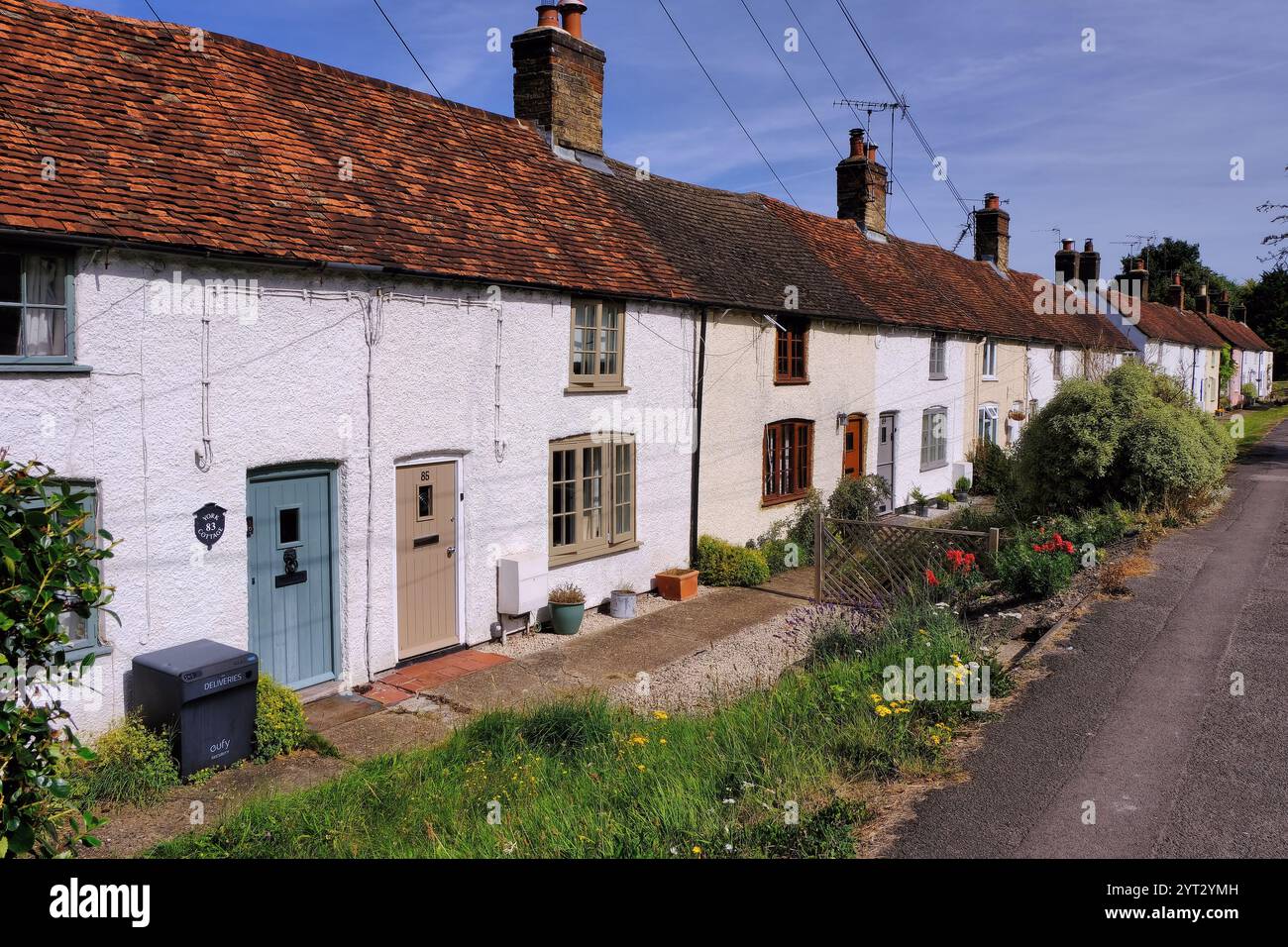 Wendover: Long row of terraced cottages with colourful gardens in Tring Road, Wendover, Chiltern Hills, Buckinghamshire, England, UK Stock Photo