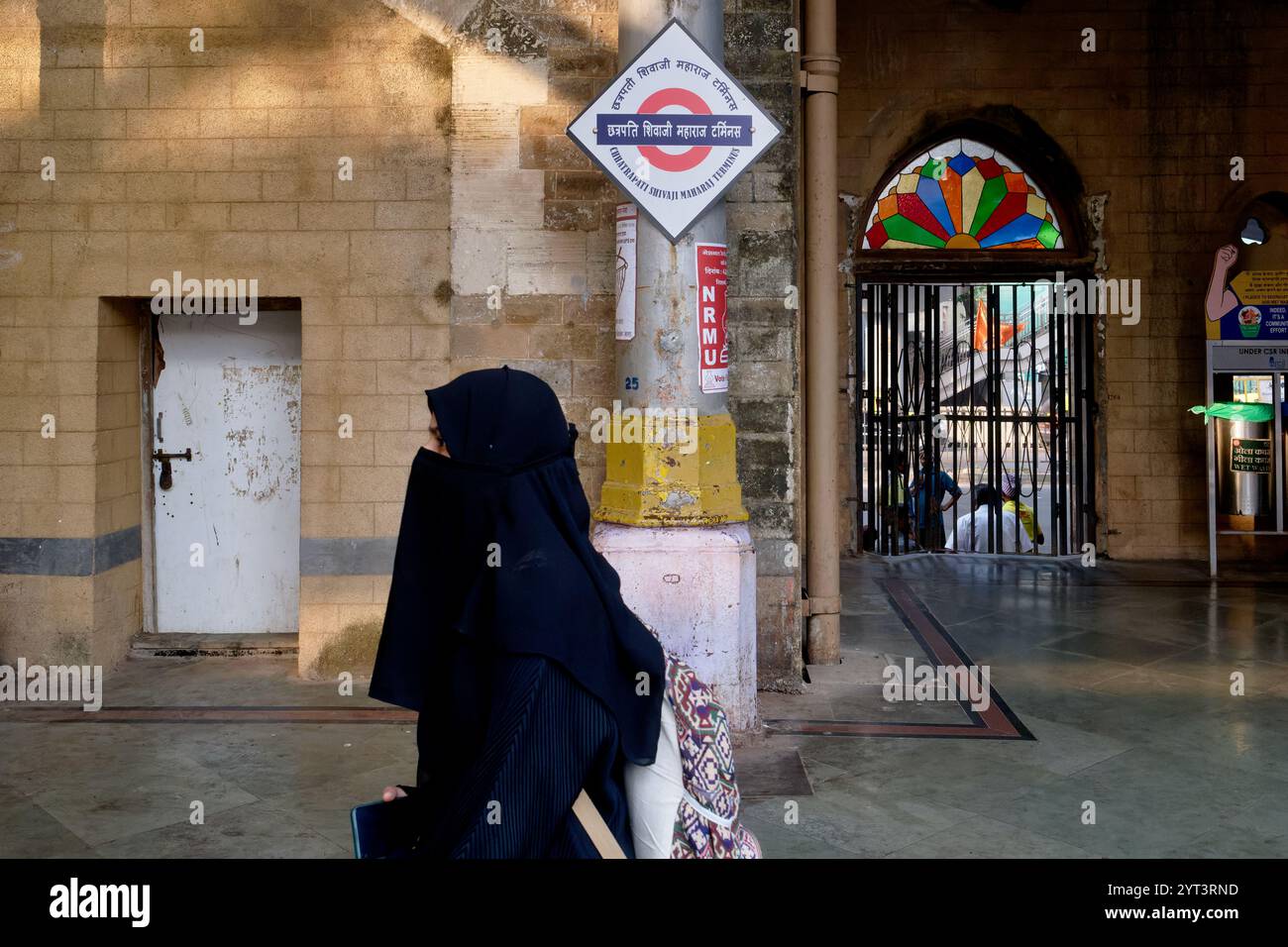 Hijab wearing muslim woman hi-res stock photography and images - Alamy