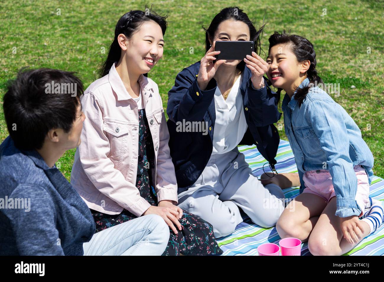 Japanese family having picnic hi-res stock photography and images - Alamy