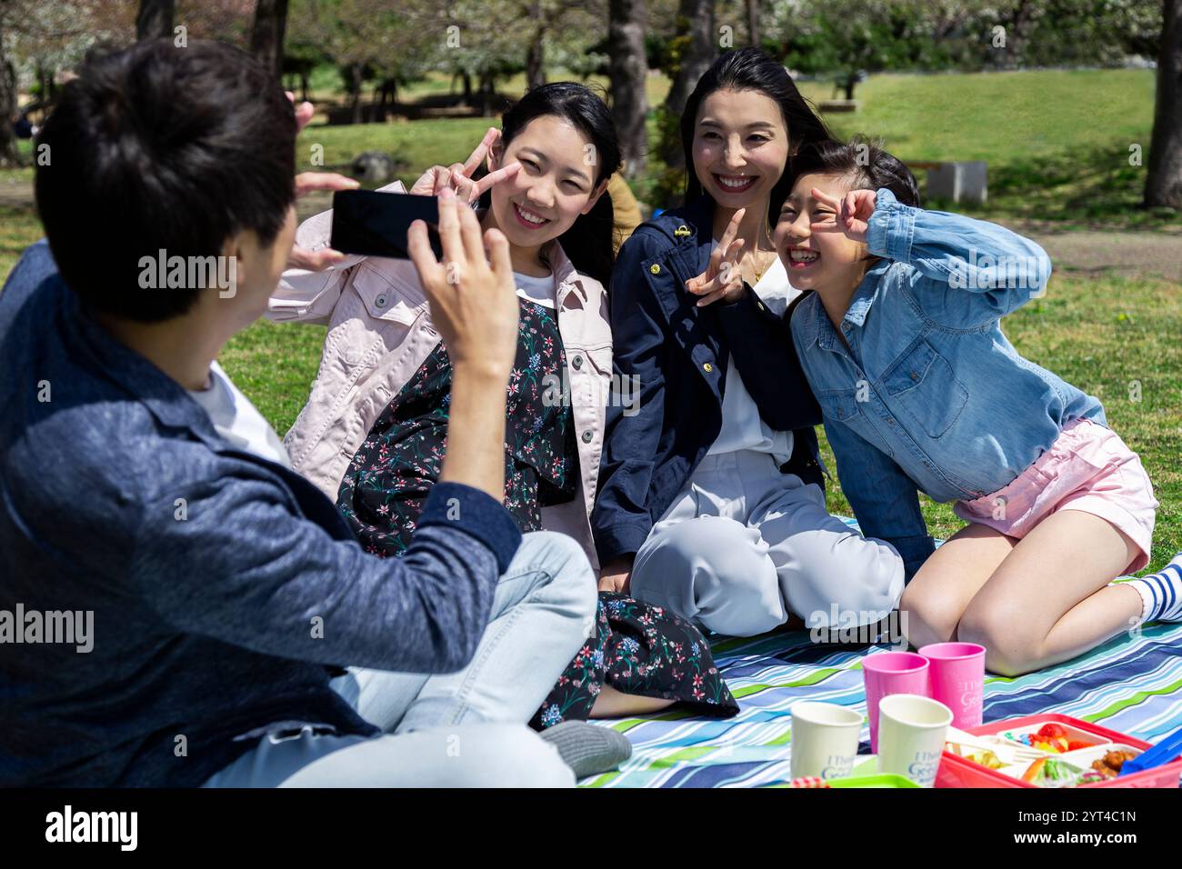 Japanese family having picnic hi-res stock photography and images - Alamy