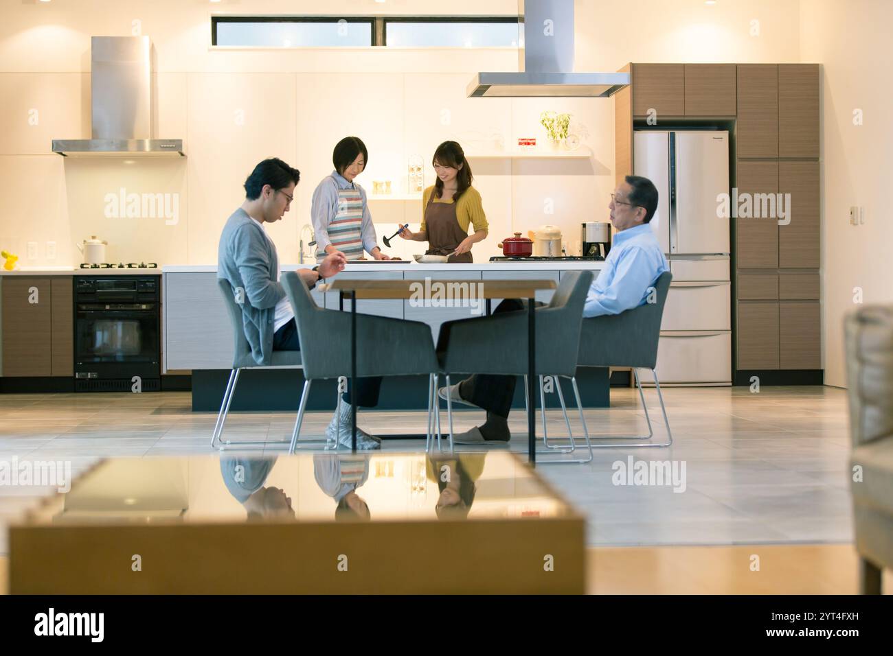 Family in dining room hi-res stock photography and images - Alamy